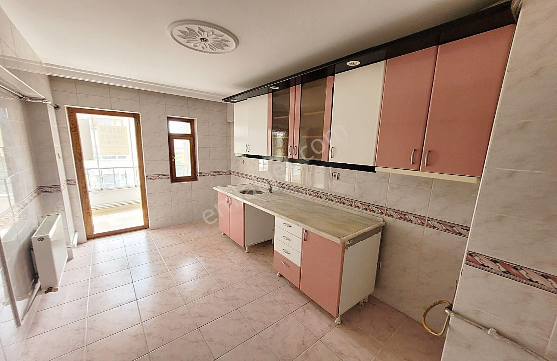 Ayvalı Kapalı Pazar Yakını Ara Kat Güney Cephede Geniş M2 3+1