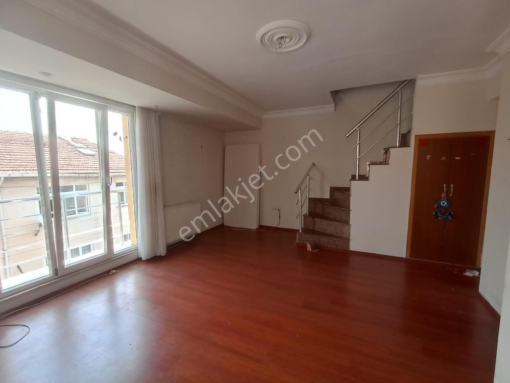 Metroya 50 Metre Mesafede 3+2 Kiralık Dubleks Daire...