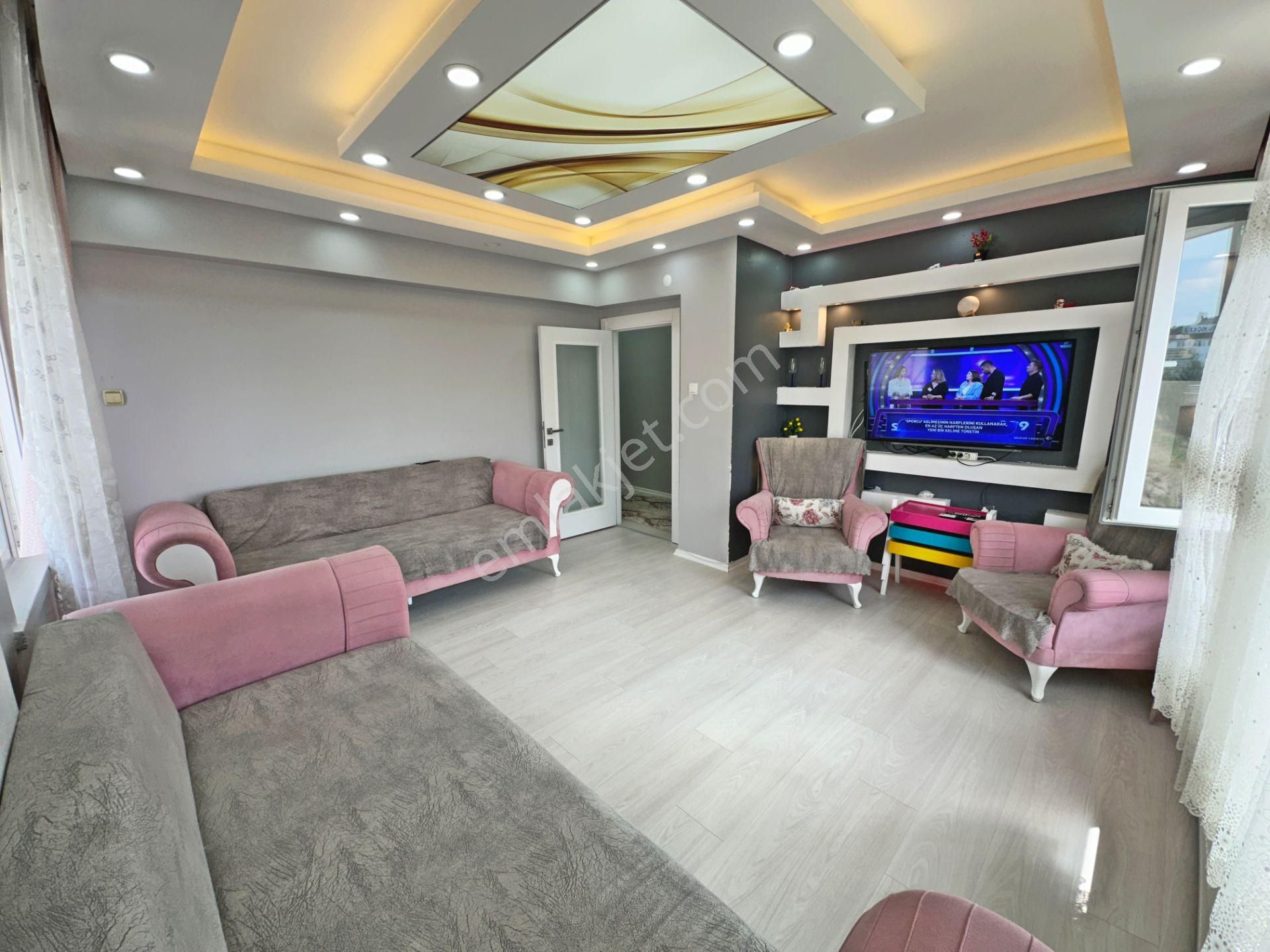Demirlibahçe Tren Yakınında Katta Full Yapılı Üç Balkonlu 3+1 Satılık Daire