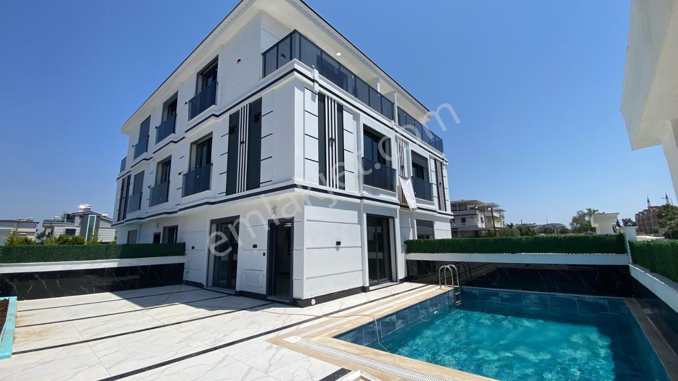 Çamlıkta Muhteşem Lokasyonda Bitişik Nizam 3+1 Triplex Villa