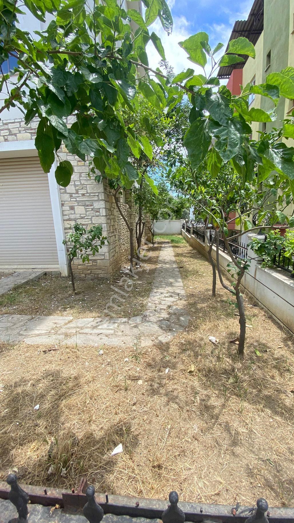 Zaferde Satılık 4 Katlı Villa