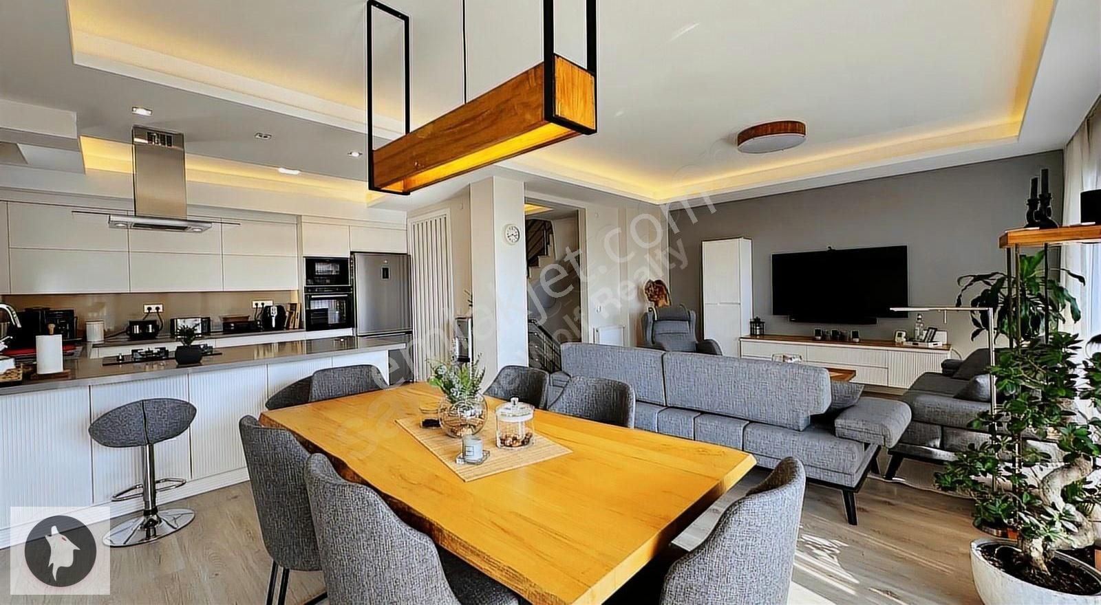 Kuşadası Kadınlar Denizinde Deniz Manzaralı Havuzlu 5+2 Villa