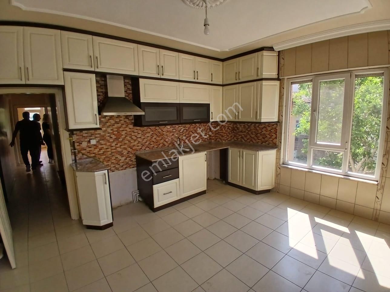 Akçay Emlak'tan Akşehir Gazi Mahallesinde Dubleks Asansörlü Ara Kat Kiralık 3+1 Daire