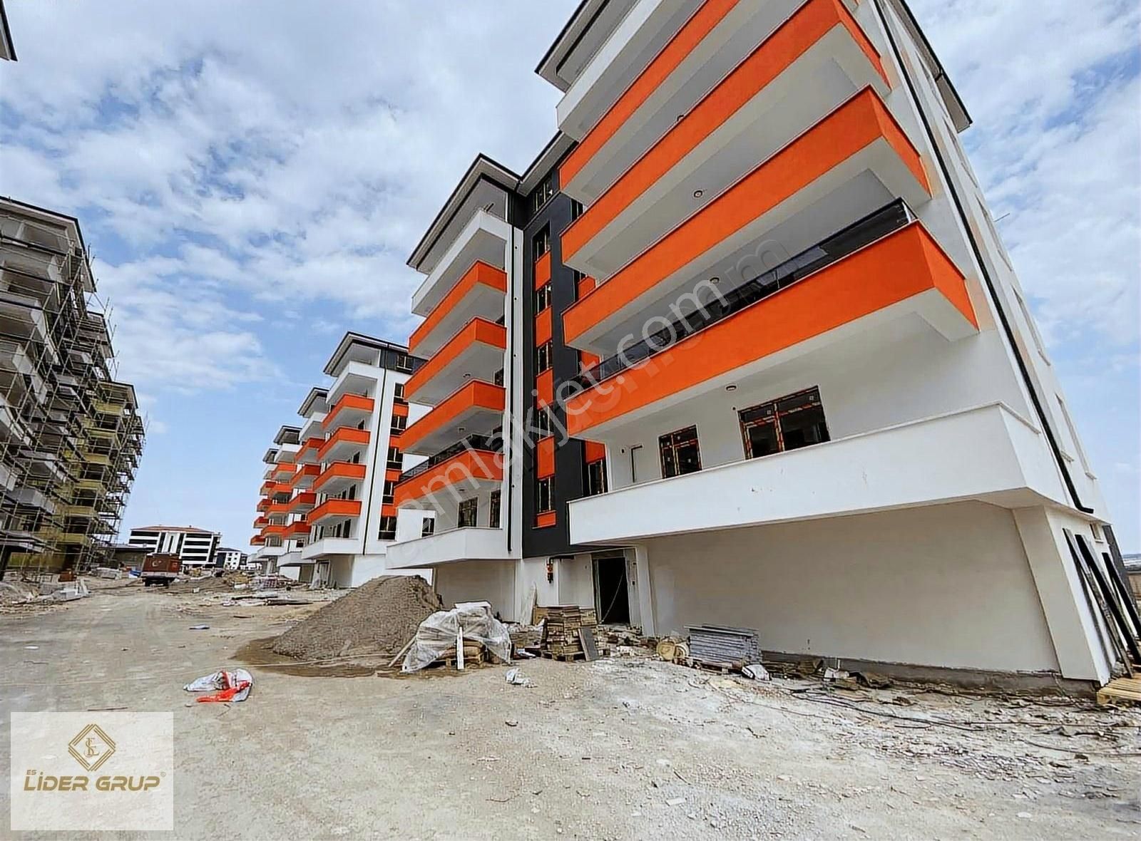 [eslider] Yeni Bulvar Üzeri Satılık Site İçi Arakat Daire