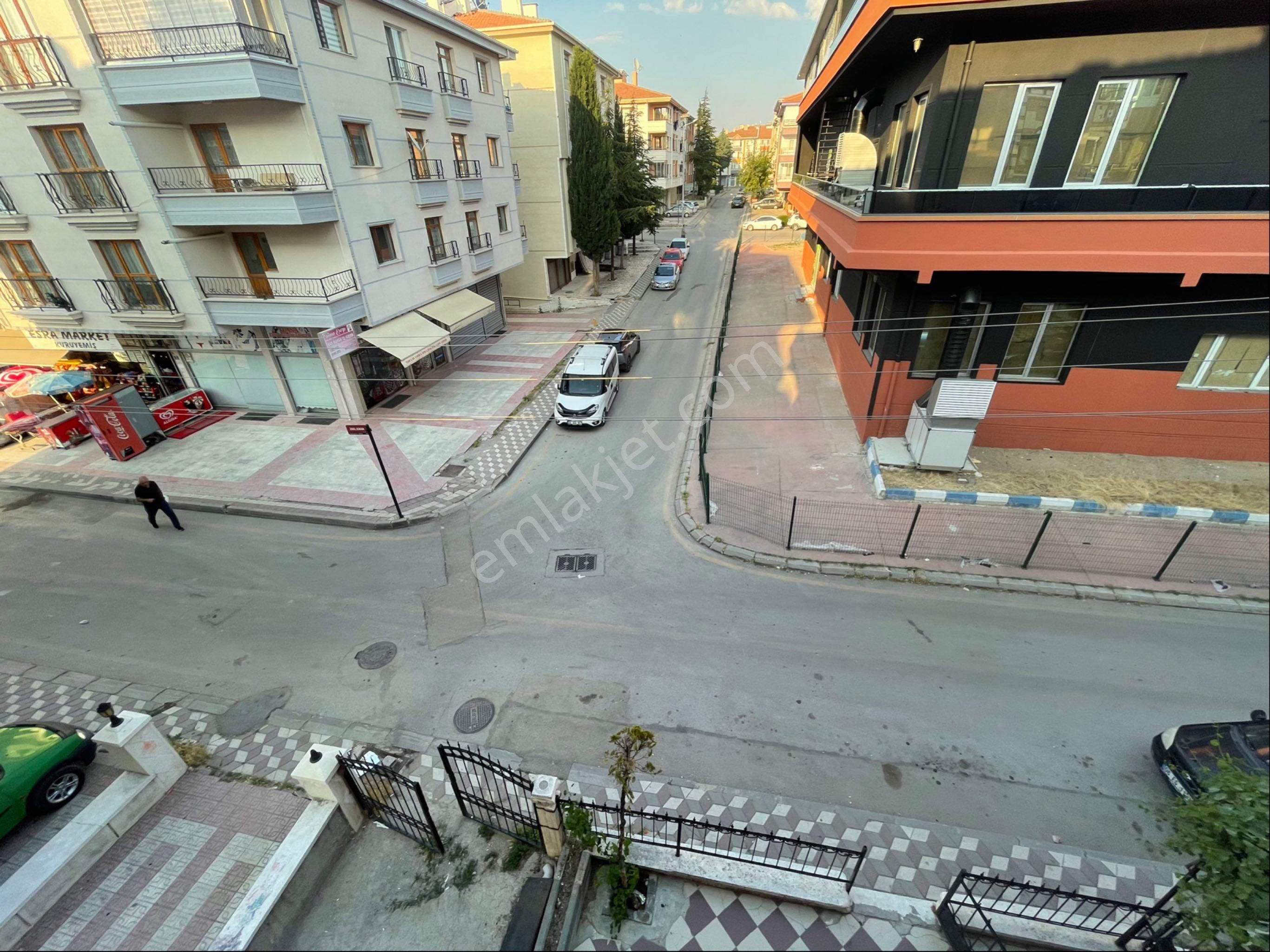 İstasyon Caddesi Trene Dolmuşa Yakın Ara Kat 3 + 1 Kiralık Daire