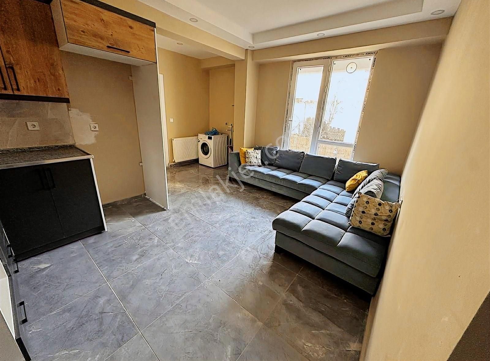 Fatih De Kiralık Dayalı Döşeli 1+1 Daire
