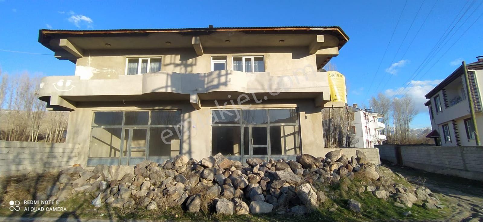 Bahçeli İki Katlı Bina