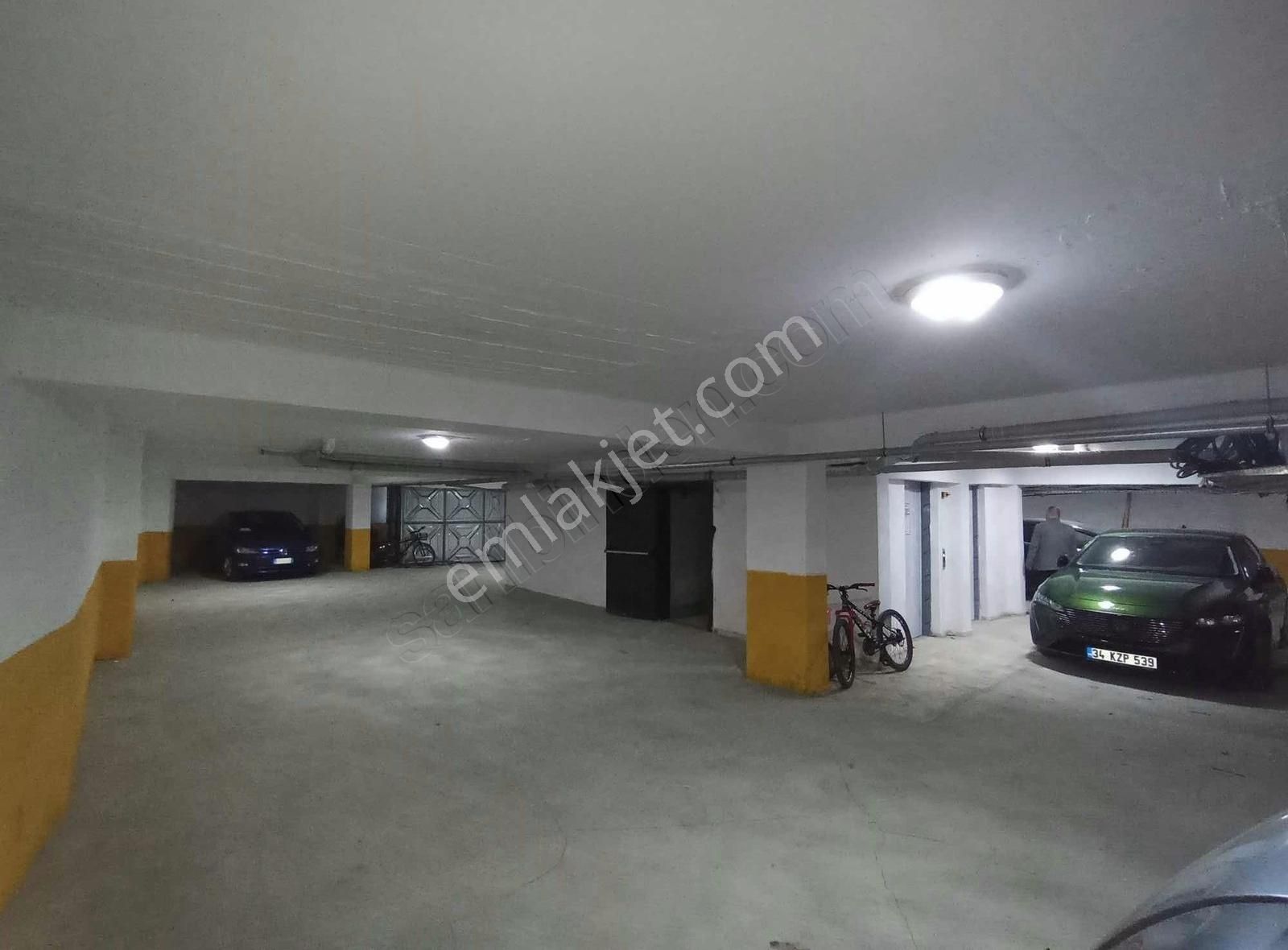 Kemerburğaz Caddesi Üzerinde Sıfır 2+1 100m2 Asansör Kotoparklı