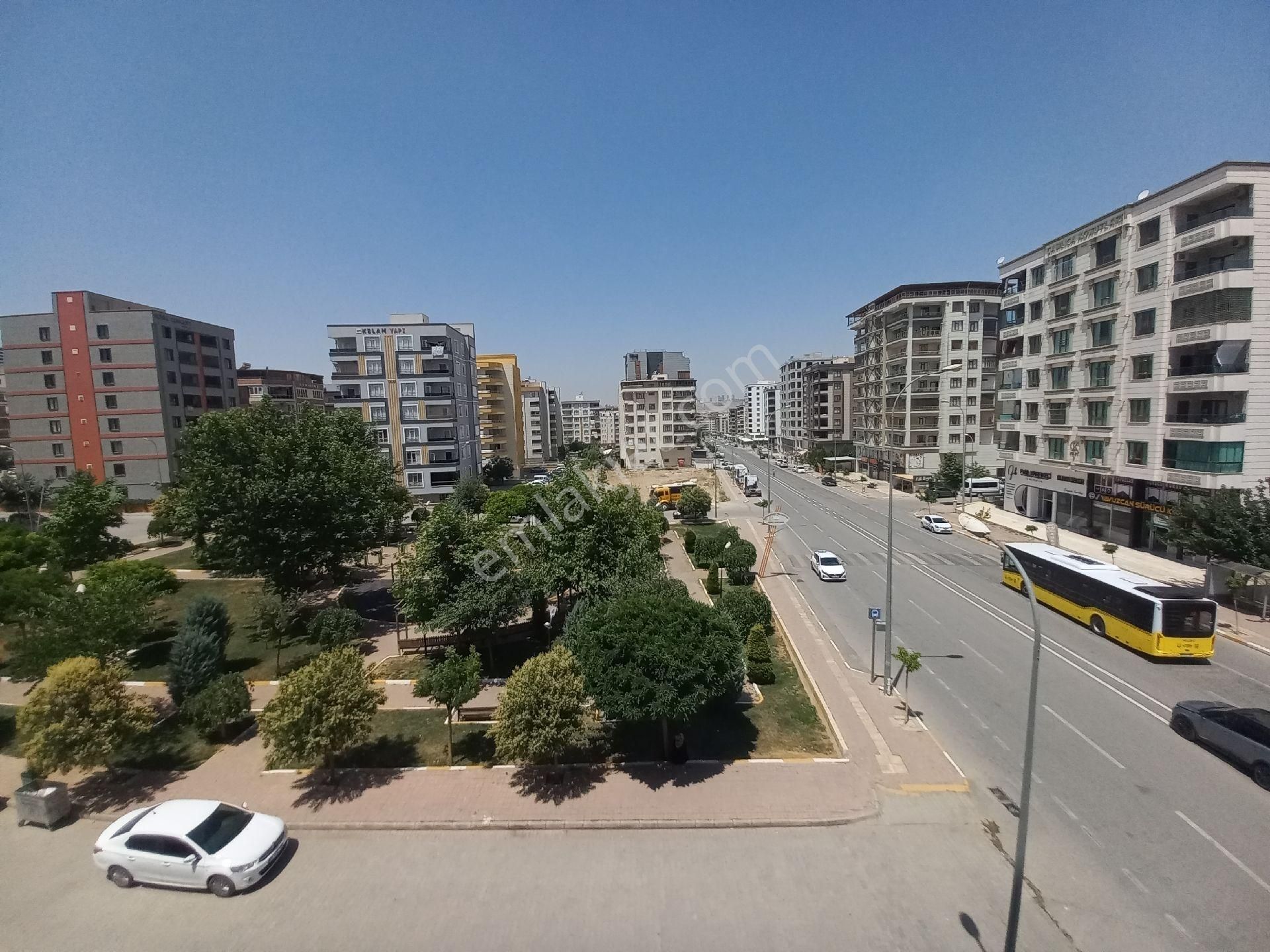 Kültür Emlaktan Karaköprü Badıllı'da Cadde Üstü 5 Odalı Uygun Fiyata Arakat Daire!