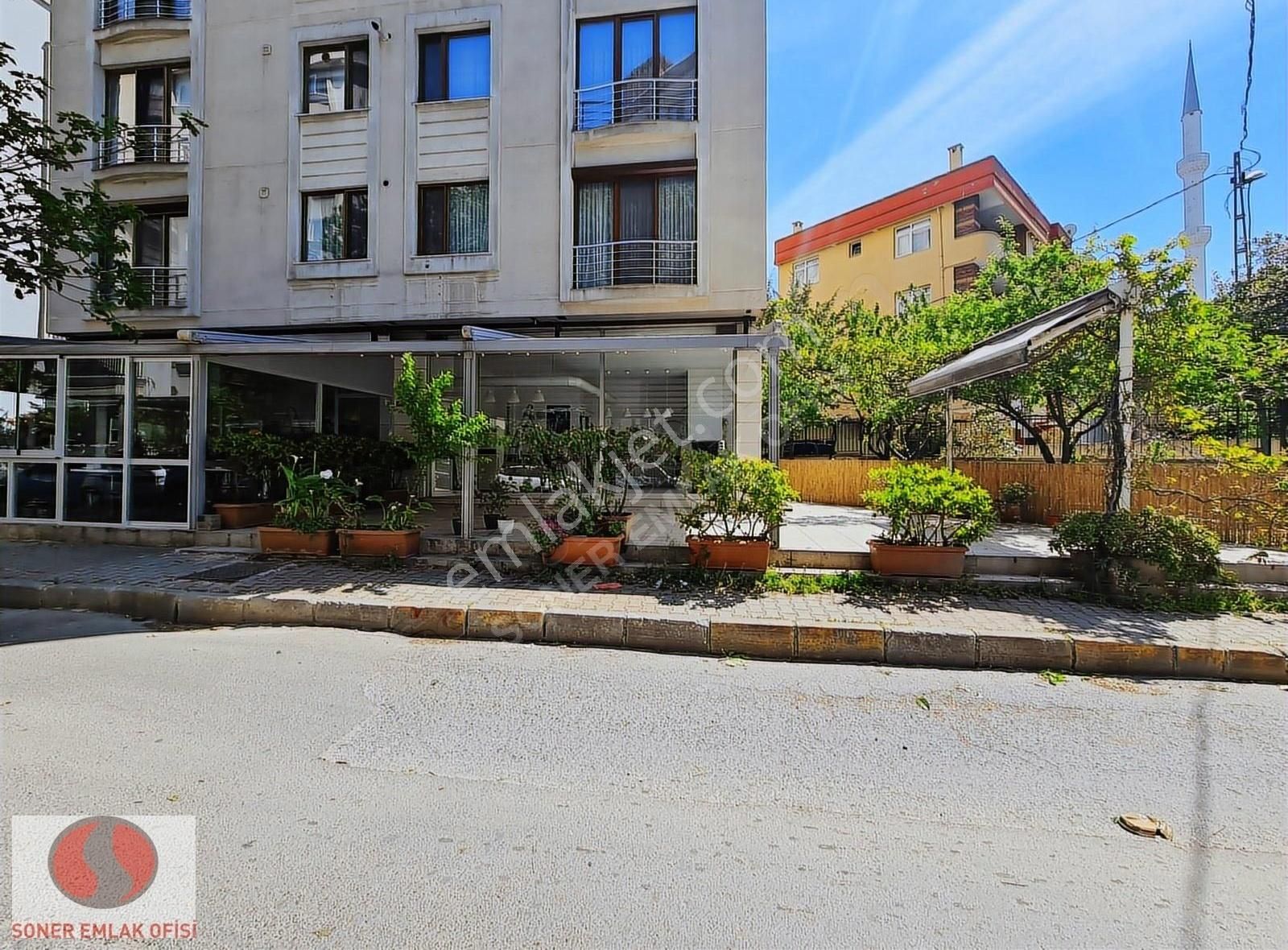 Ataşehir İçerenköyde Köşe Konumlu Ön Kullanım Ve Bahçeli Dükkan