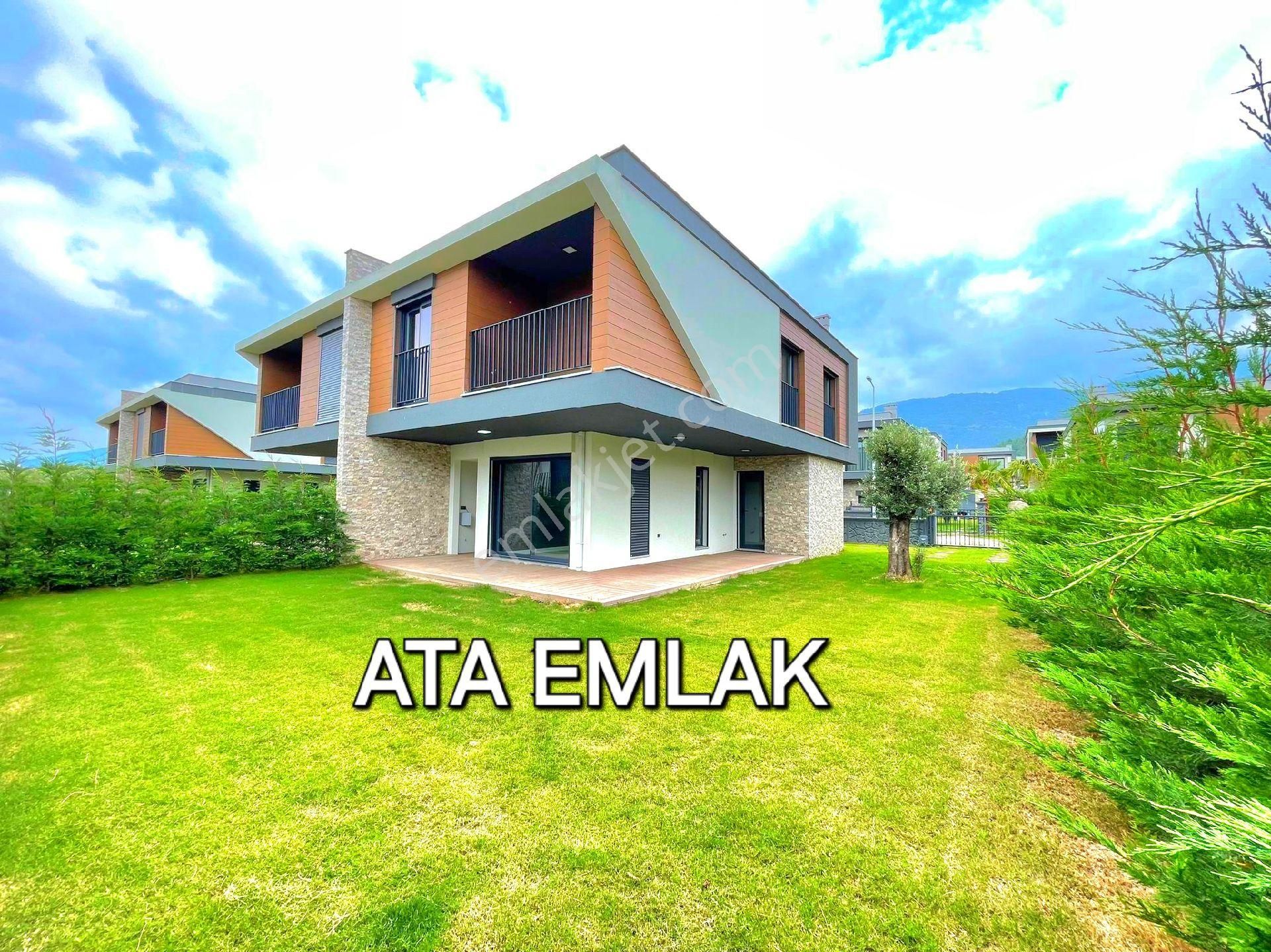 Kuşadasında Havuzlu Sitede Özel Otoparklı Geniş Bahçeli Sıfır Villa