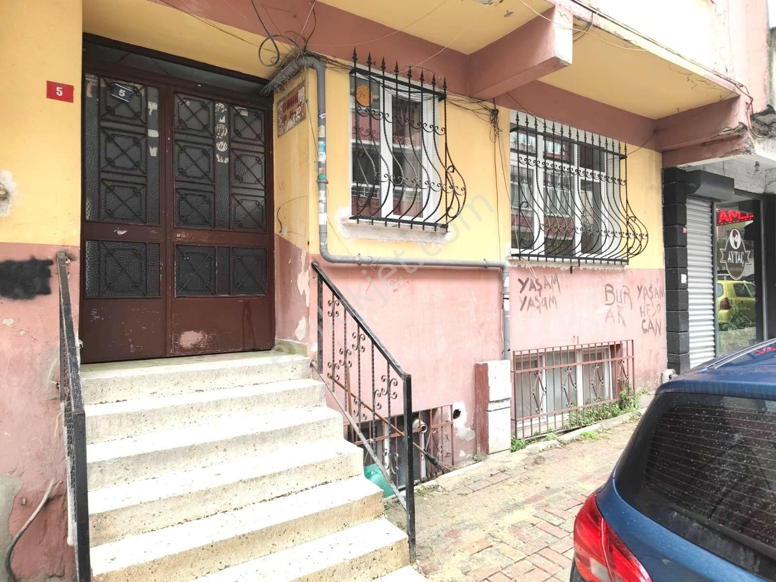 Yıldız Dan Acil Satılık Yatırımlık 2+1 Kredili Y-giriş Daire Metrobüse Yakın