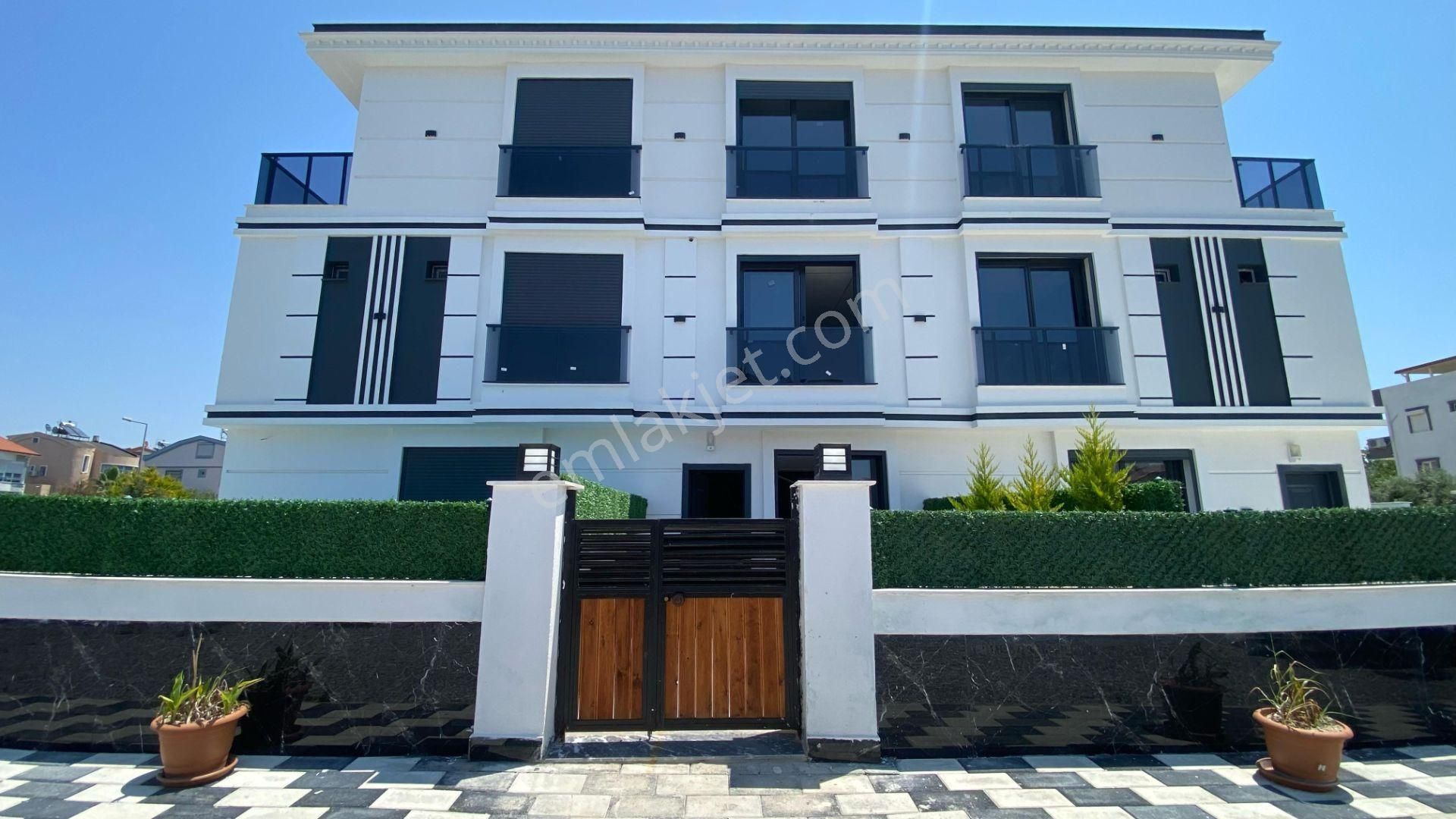 Çamlıkta Bitişik Nizam Bahçeli Havuzlu Triplex Villa