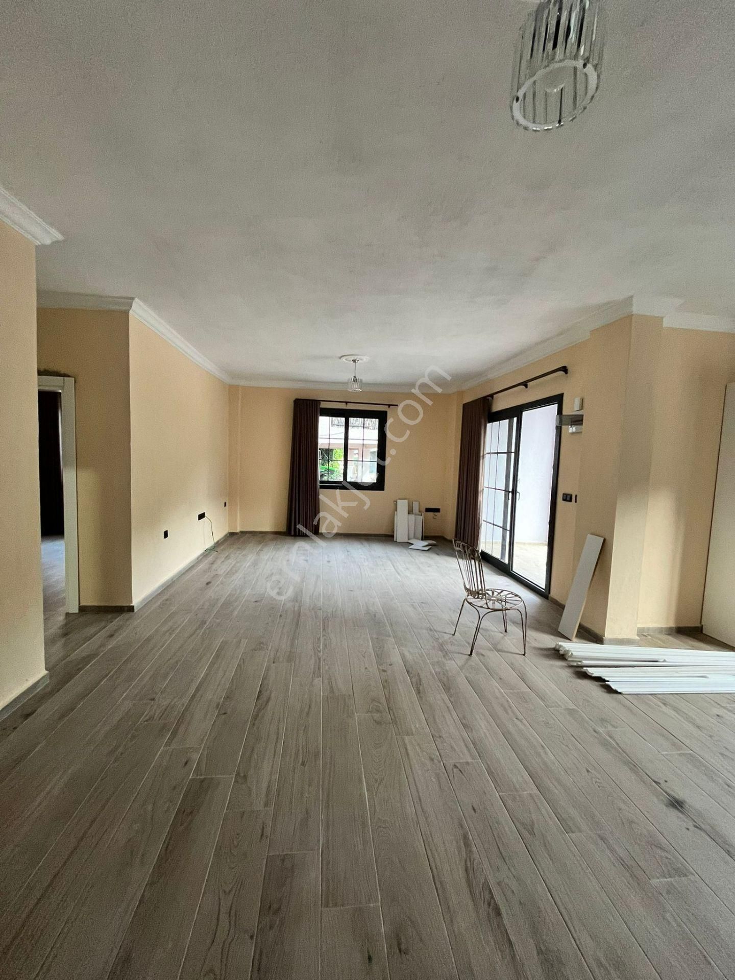 Turgut Merkez'de Sıfır Binada Giriş Kat 2+1 Daire – Kiralık!