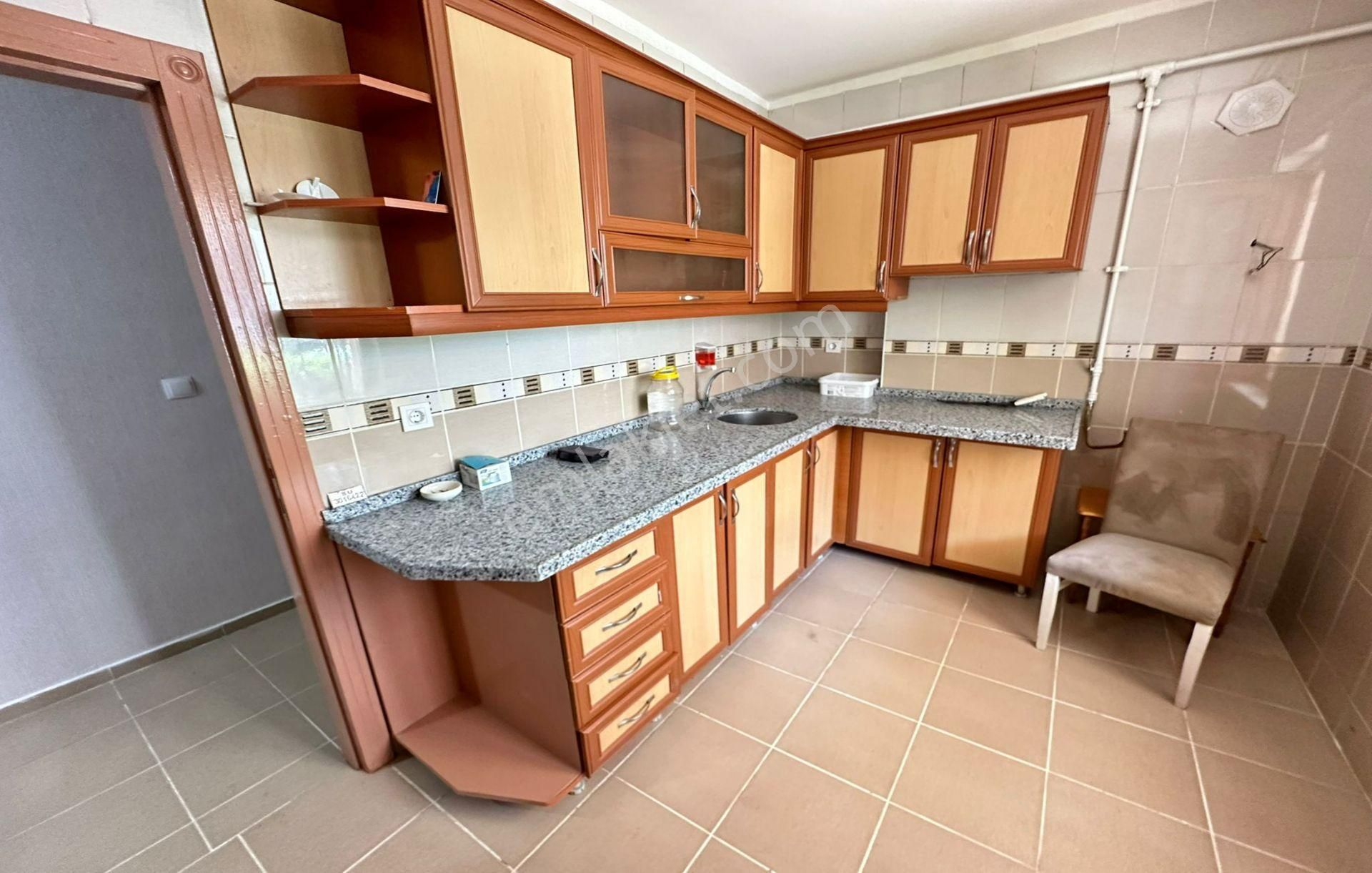 Atapark Pazar Yeri Yakını 3+1 Yüksek Giriş Altında Daire Var !!!