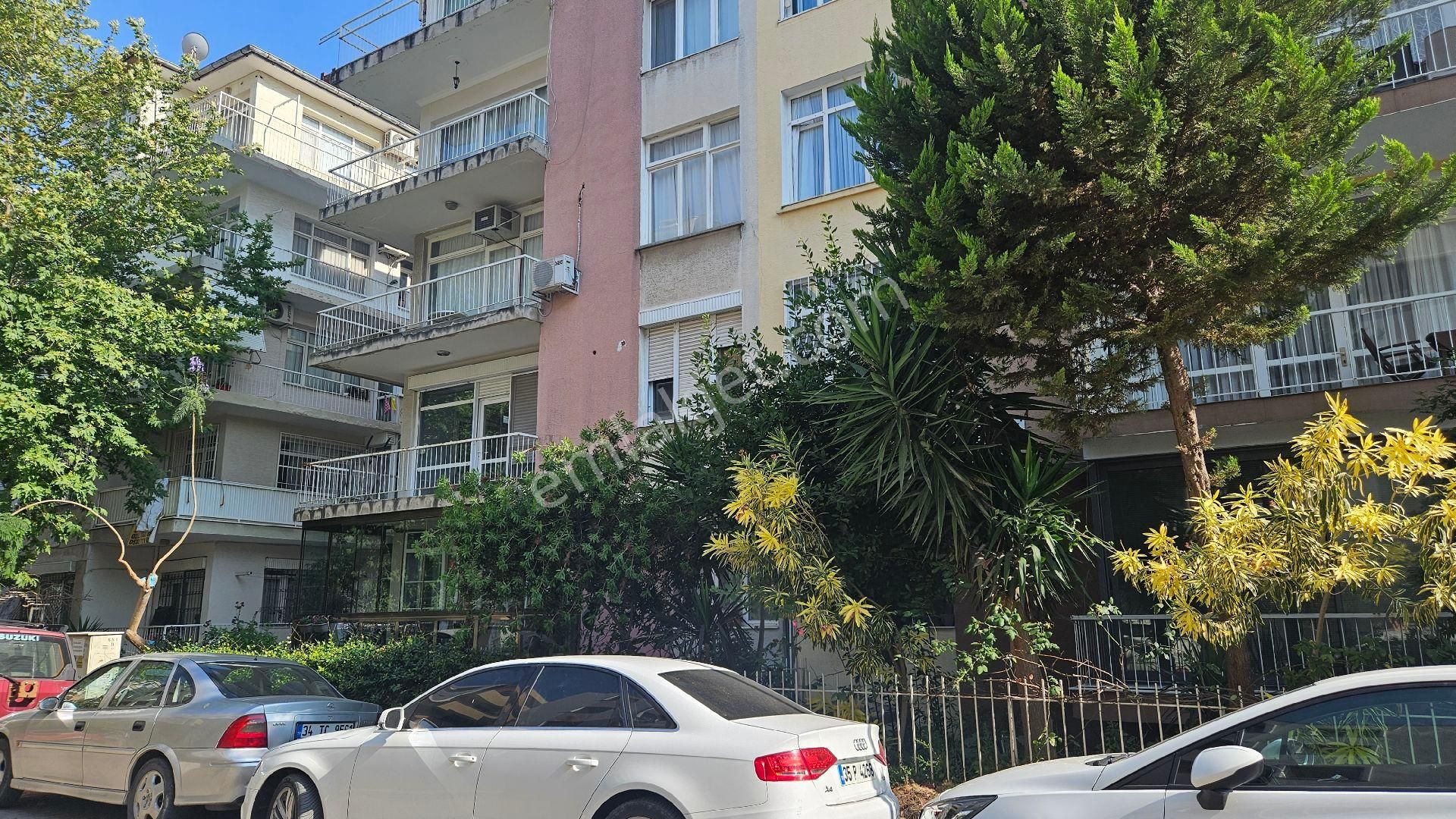 Karşıyaka Çamlık'ın Sakin Sahile Paralel Sokağında Kiralık Daire