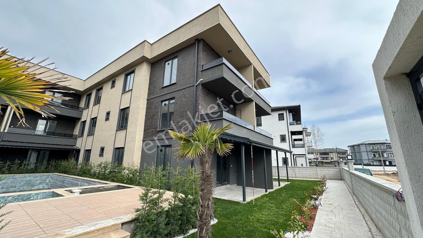 Manzarası Terasta Konforu İçinde Sıfır Havuzlu 2+1
