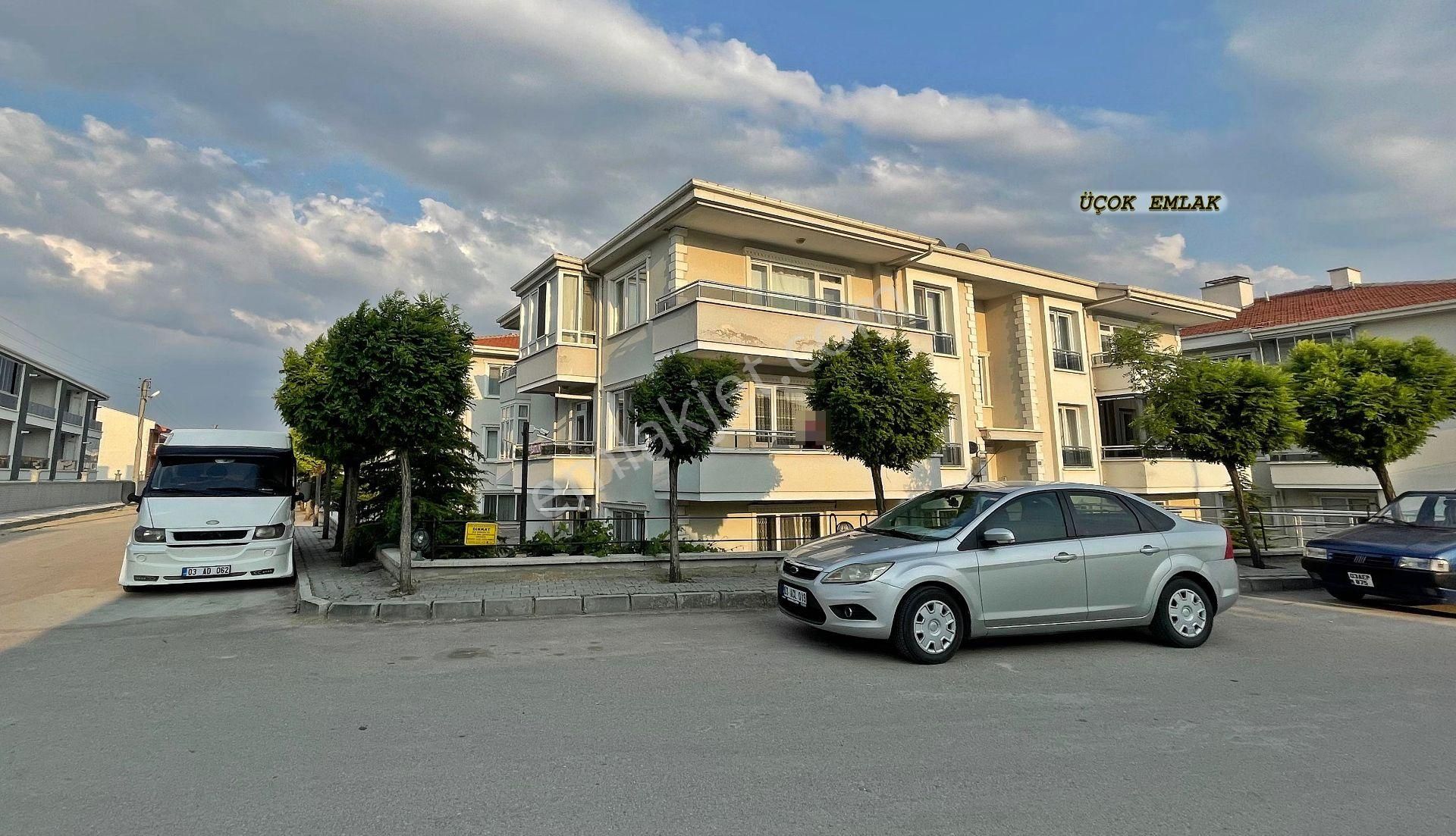 Afyon Üçok Emlaktan Karşıyaka Mah Satılık 3+1 Arakat Daire
