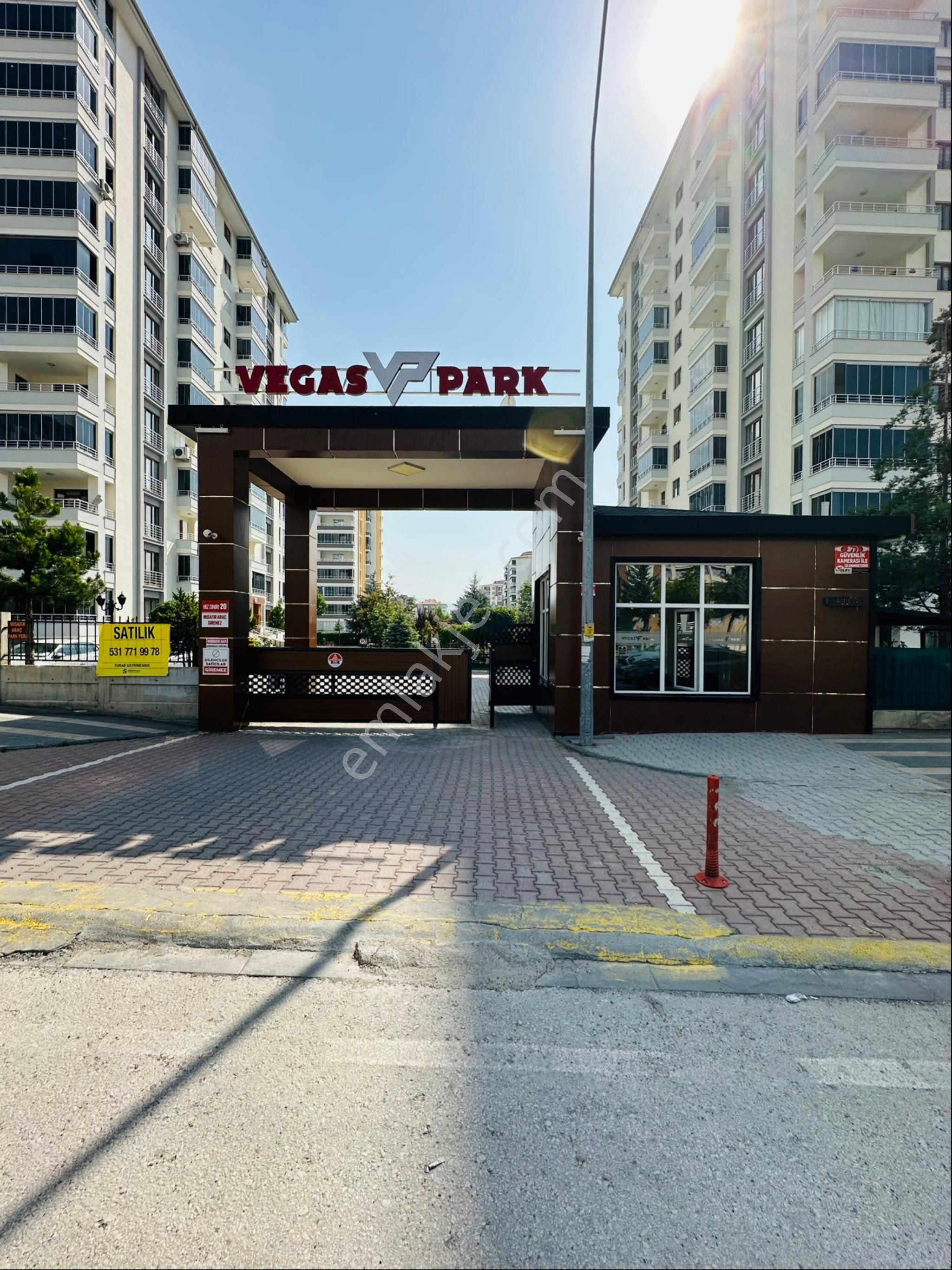 Fahri Kayahan’da Satılık 3 + 1 Konumu Site İçi Daire