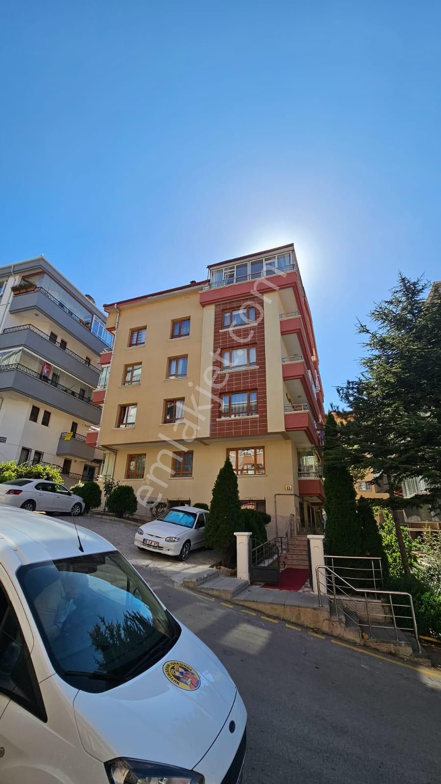 Arel'den Malazgirt Mah.'de Dikmen Cadde'sine Yakın Satılık Ön Cephe 3+1
