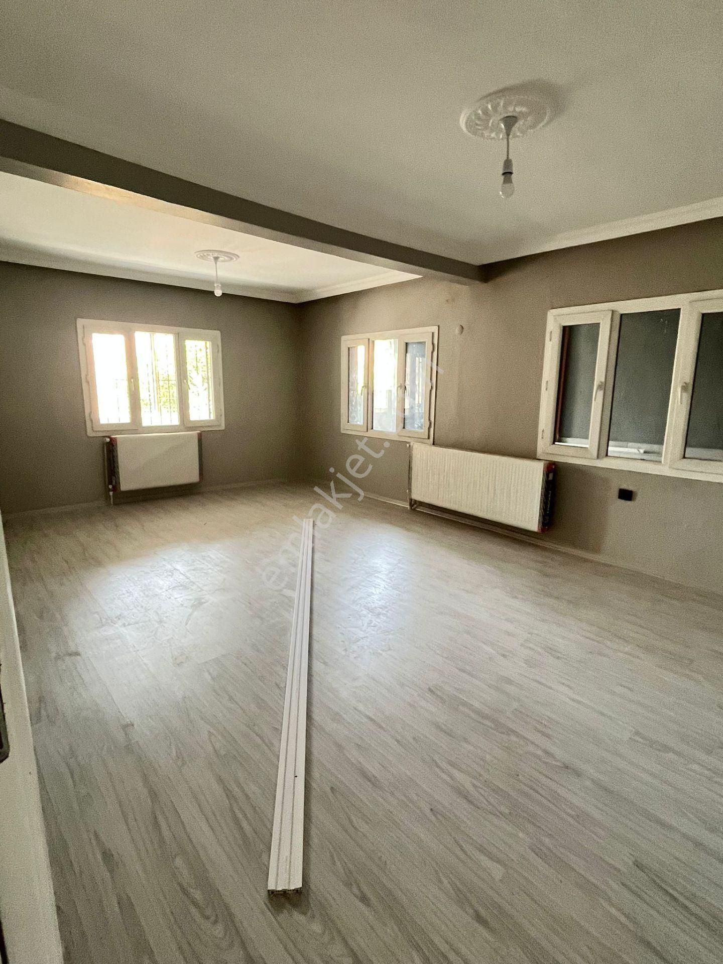 Buca Çamlık Mah.de 2+1 100m2+40m2 Dgazlı Giriş Kat Tadilatlı Kiralık Daire