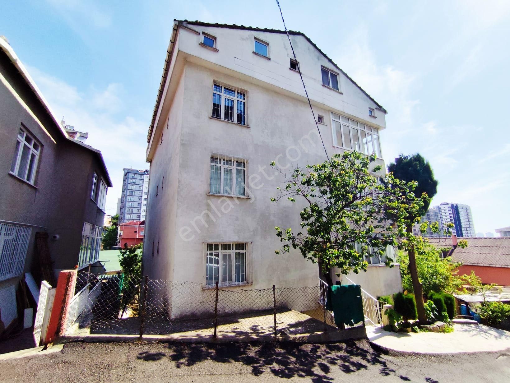 Mertcan Dan Yakacık Meydana Yürüme Arakat 3+1 Çift Balkonlu Kiralık