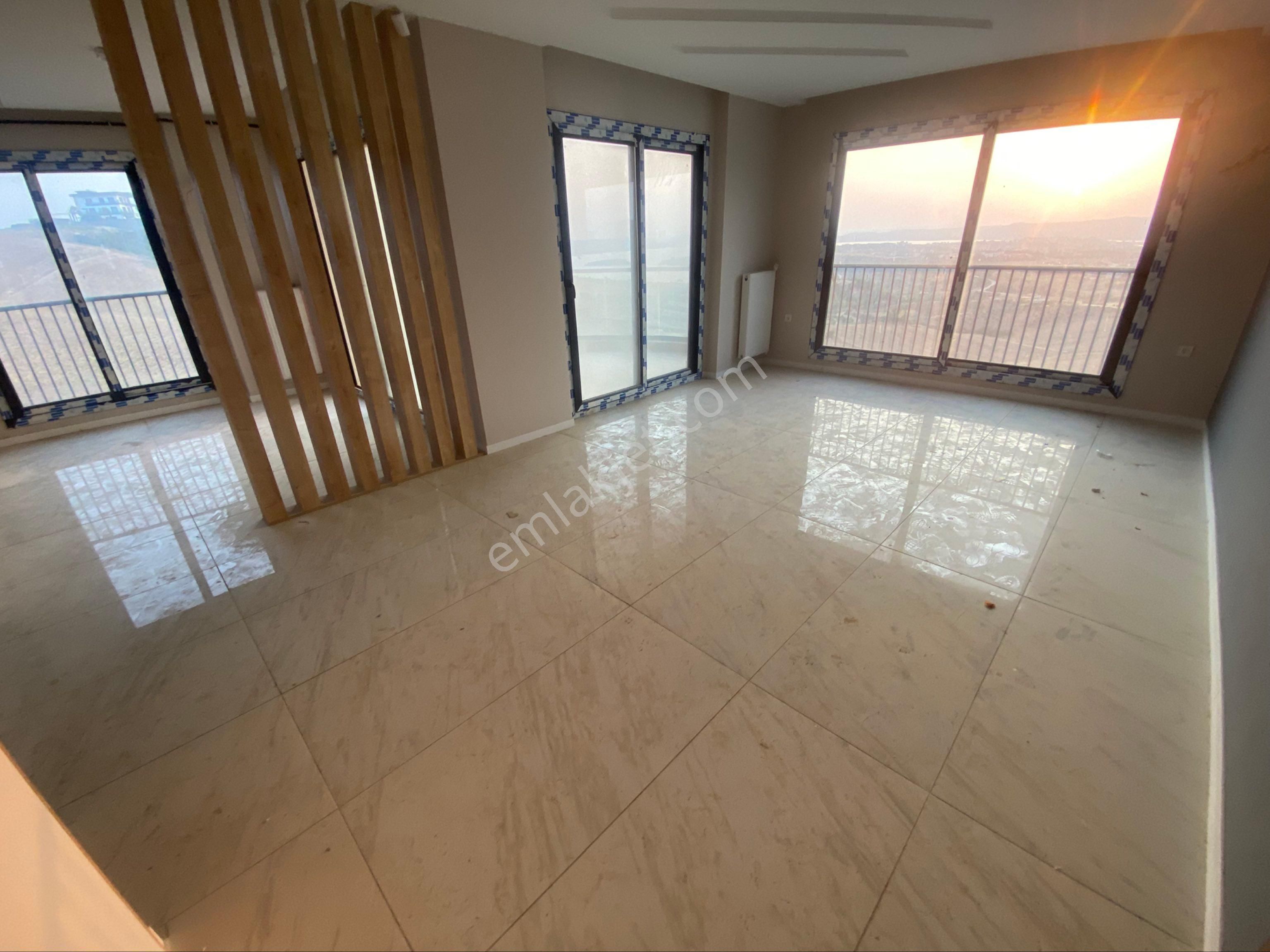 Atc'den Menekşe'de Gölmanzaralı-kombili-havuzlu 4+1 Kiralık Daire