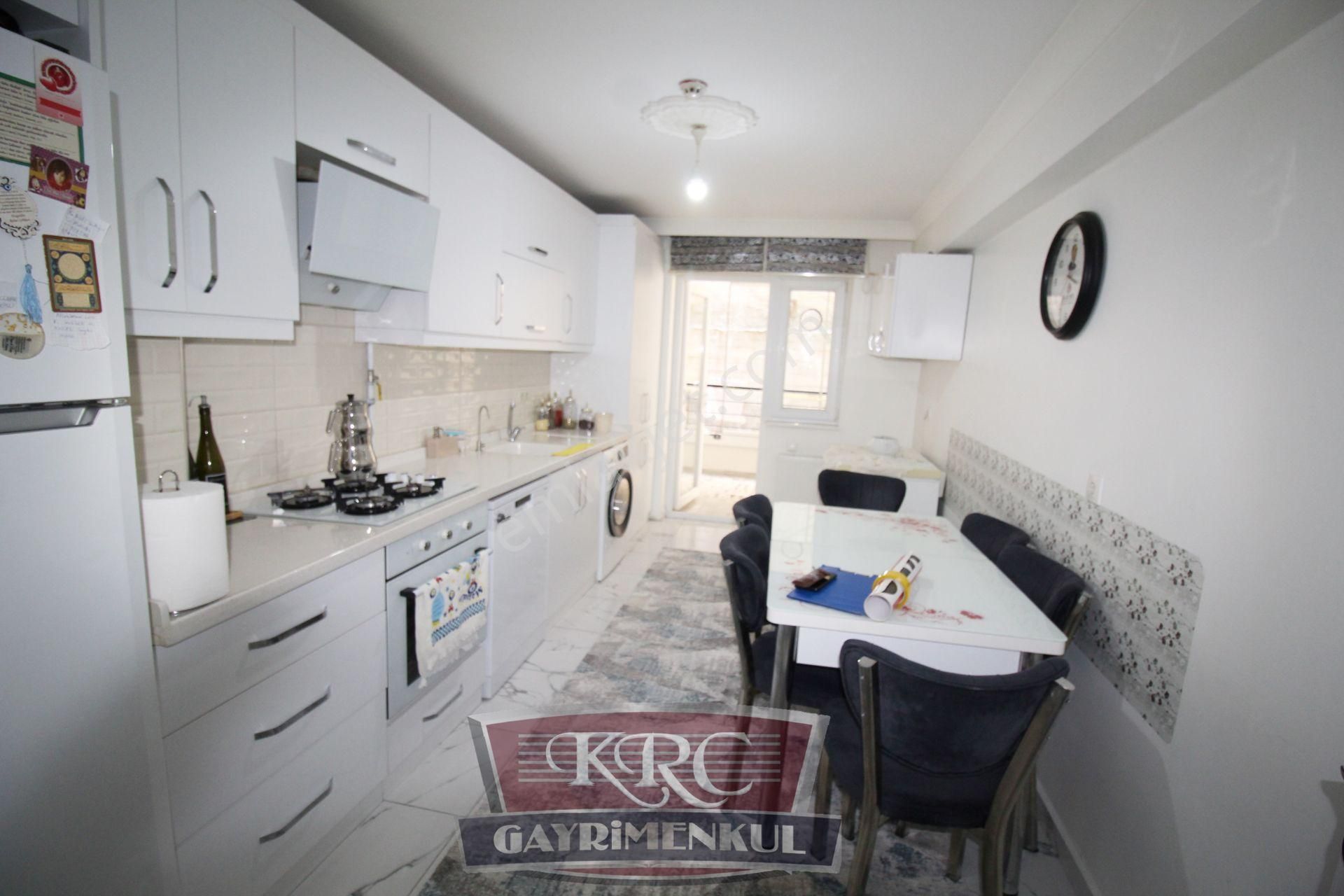 Krc'den Bahçeleriçi Mahallesinde Caddeye Yakın Yeni Binada 3+1 Satılık