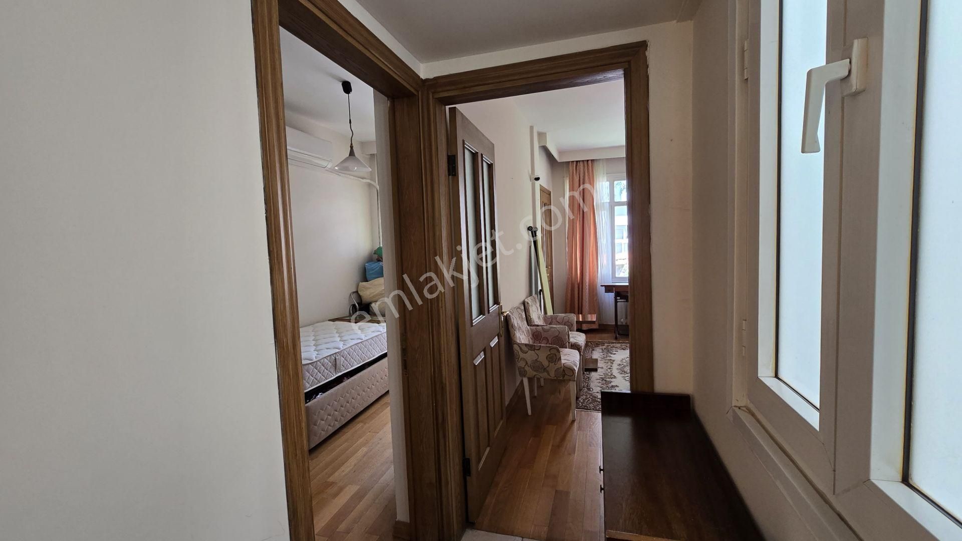 Kadıköy Moda Caddesine Komşu Balkonlu Katta Temiz 2+1