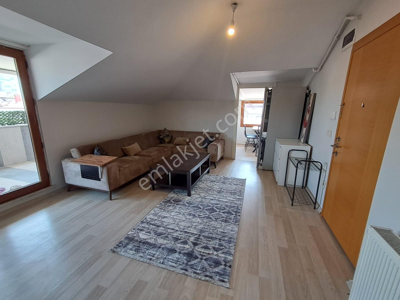 Oryaştan Ataşehir Kayışdağında Teraslı,eşyalı 85m2 1+1 Daire
