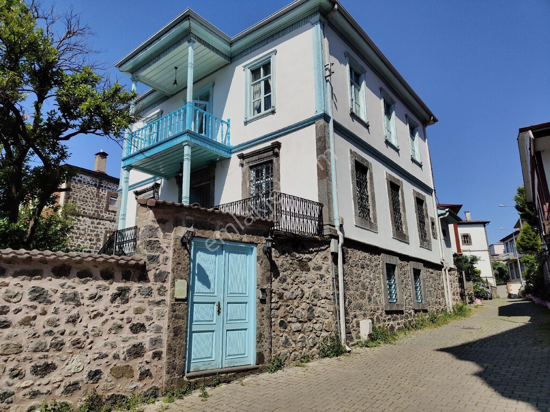 Remax'tan Zeytinlik'te Tarihi Tescilli 180 Yıllık Konak - Ticari Kullanıma Uygun