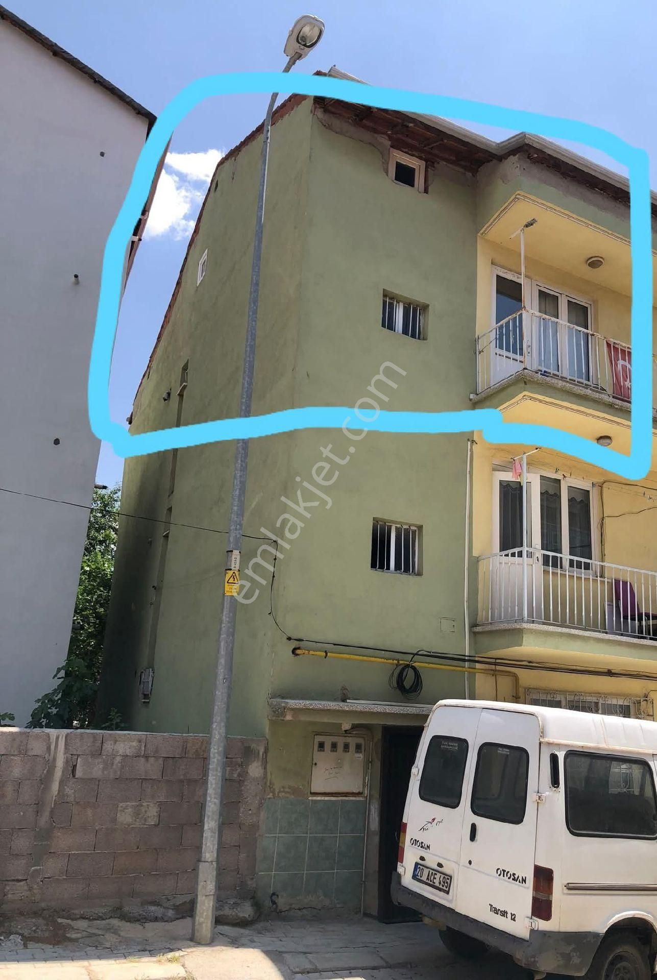 Usak Merkez Dikilitaş Mahallesi'nde  Sayar Market Civarında  3.katlı Müstakil Evin 3.cü Katı  3+1