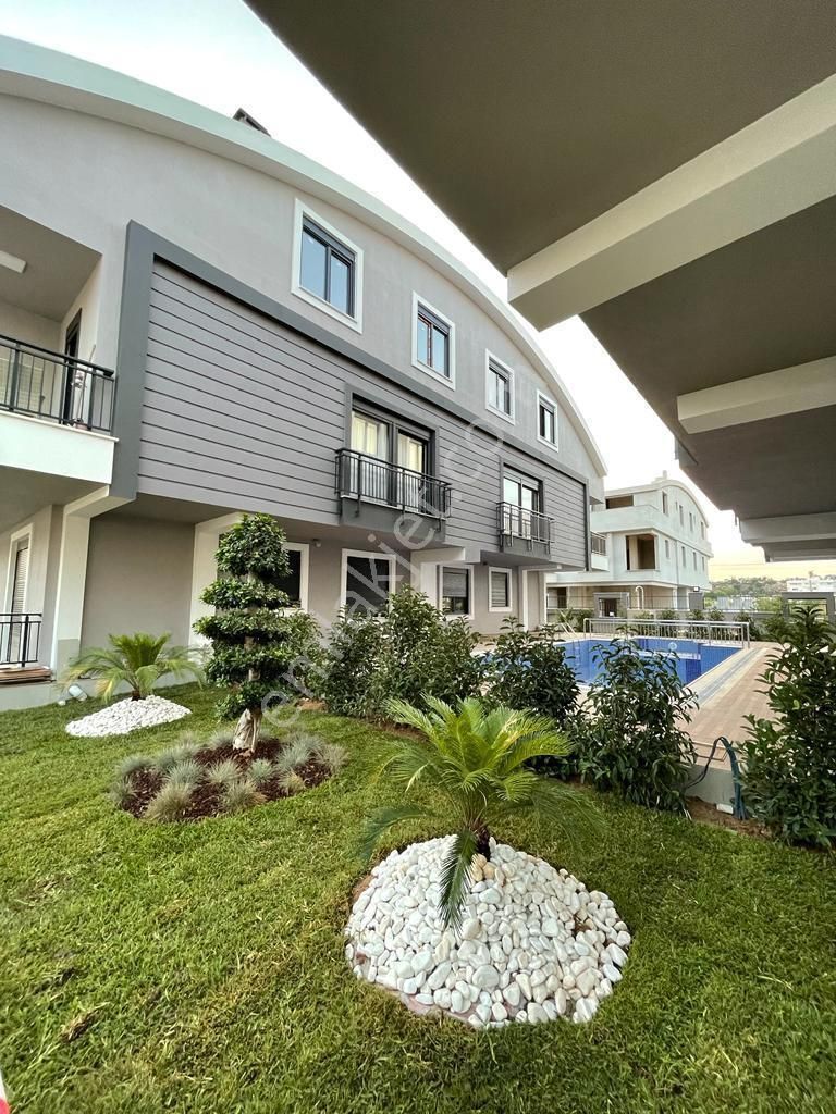Lara Plajına 1 Km Full Eşyalı Havuzlu Sitede Villa Tadında Bahçe Katı