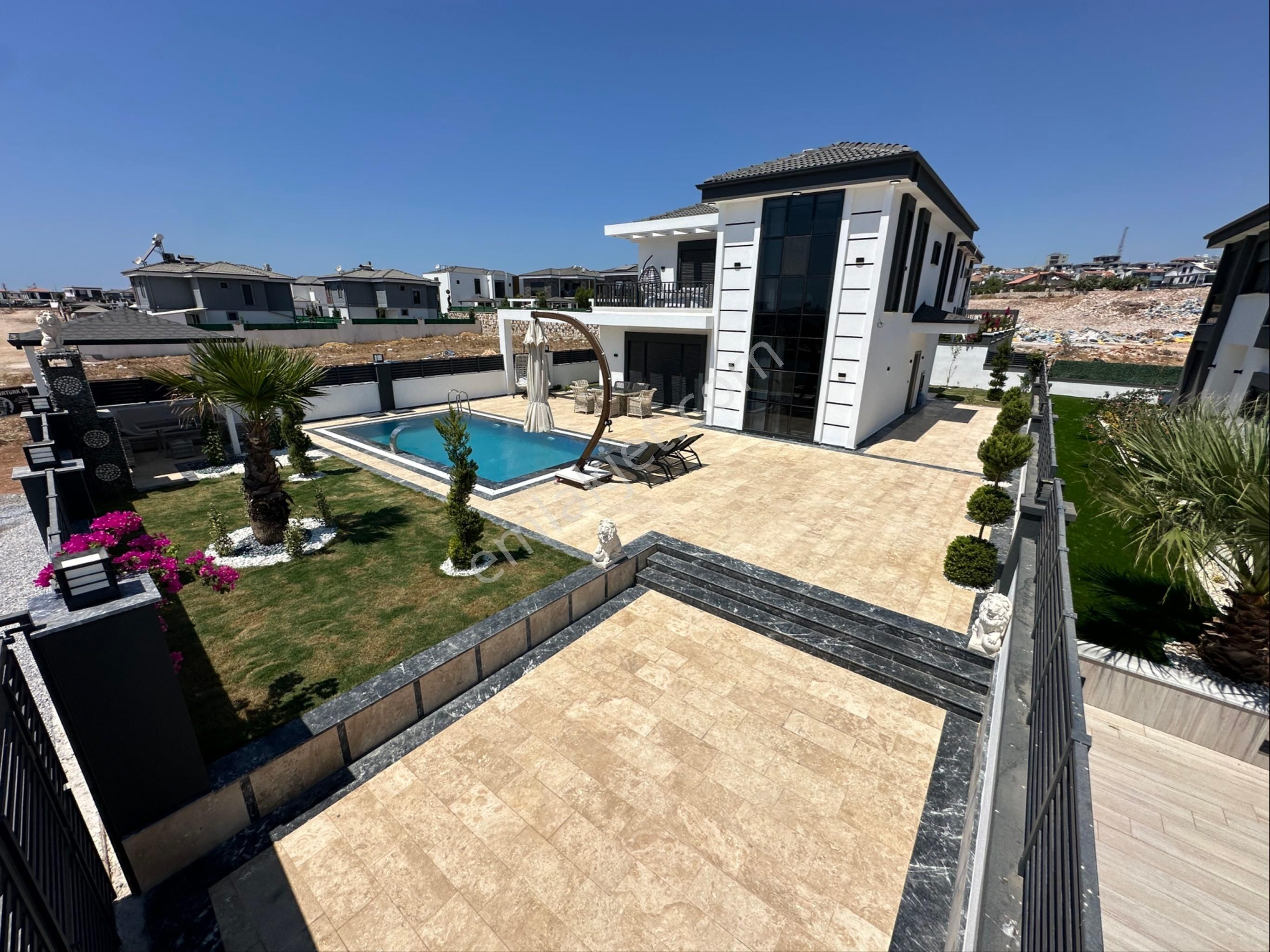 Didim Efeler'de 500 M'2 Arsa İçerisinde Tam Müstakil Villa