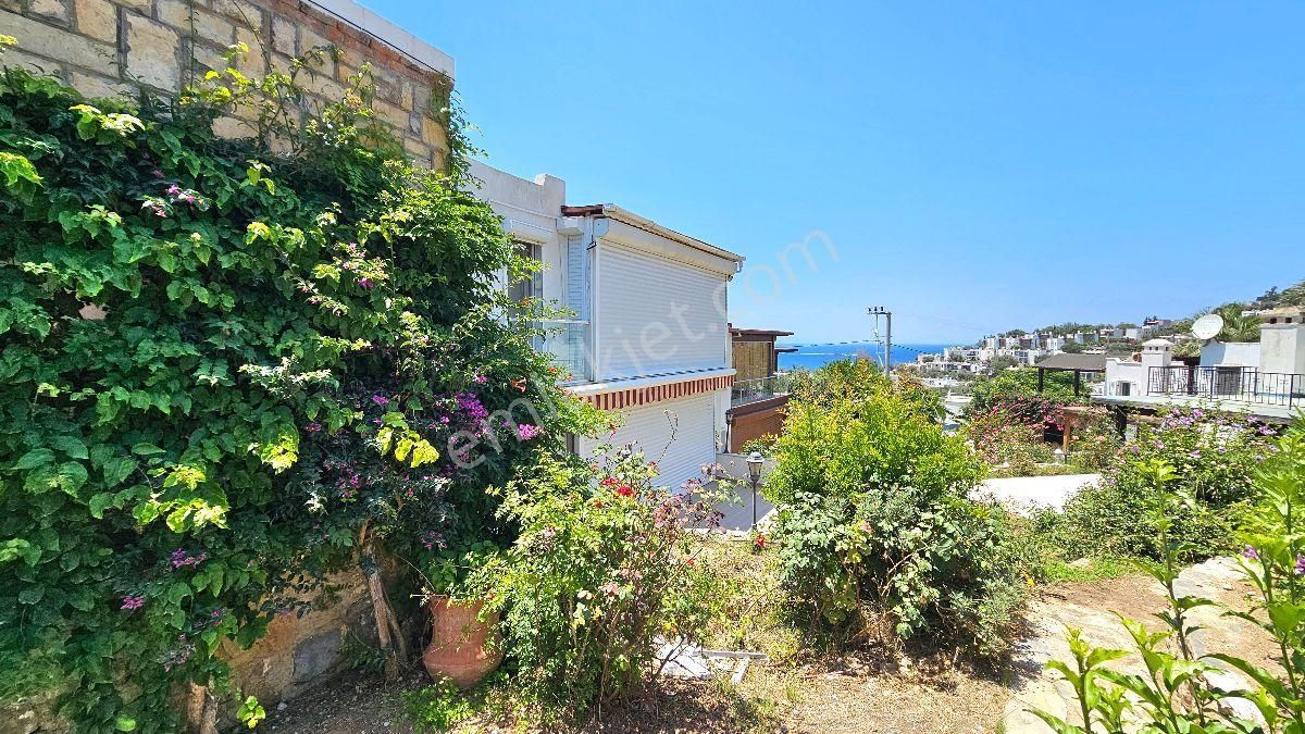 Bodrum Gümüşlük'te Satılık Özel Plajlı Sitede Deniz Manzaralı Bahçeli 2+1 İkiz Dubleks - Görsel 2