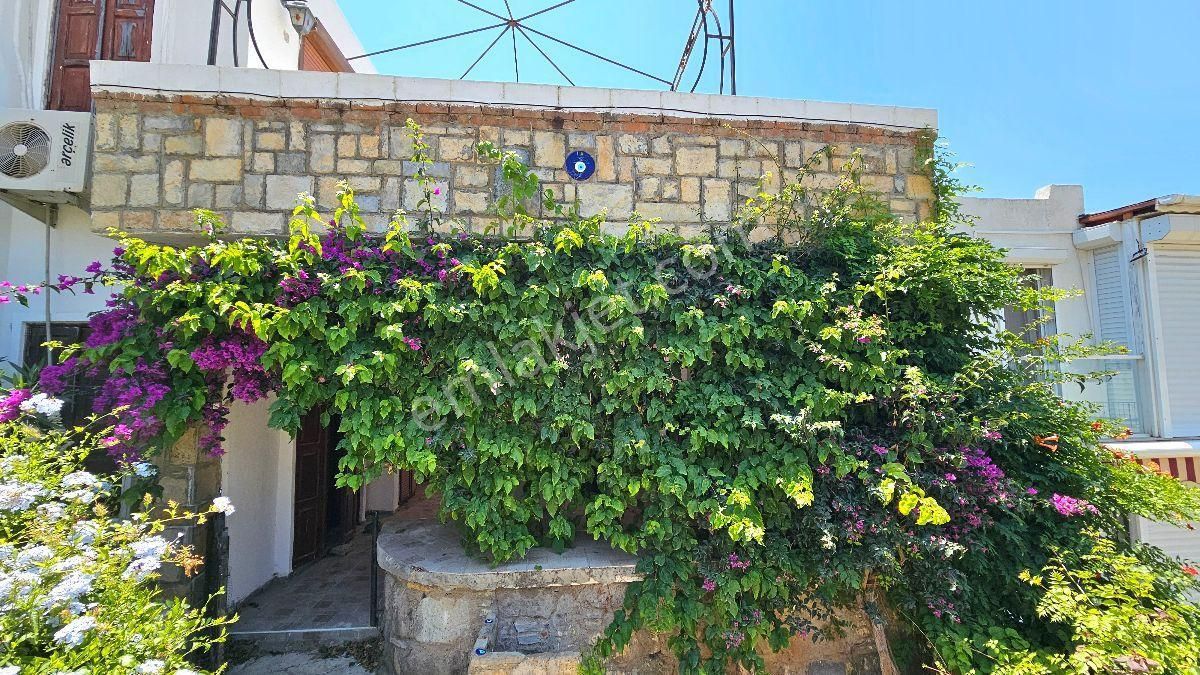 Bodrum Gümüşlük'te Satılık Özel Plajlı Sitede Deniz Manzaralı Bahçeli 2+1 İkiz Dubleks