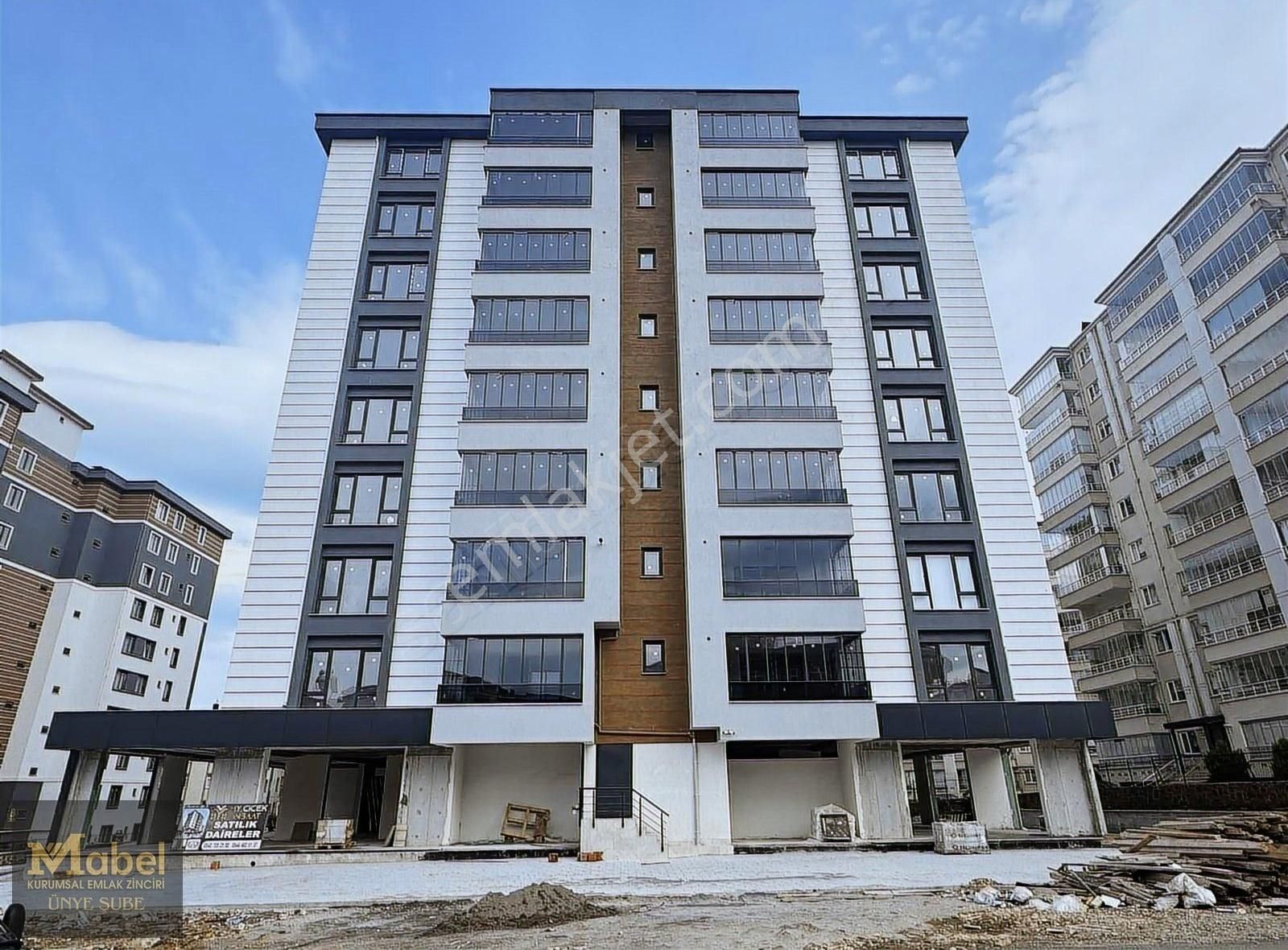 Mabel'den En Gözde Lokasyonda 4 Yol Kenarı Okul Karşısı
