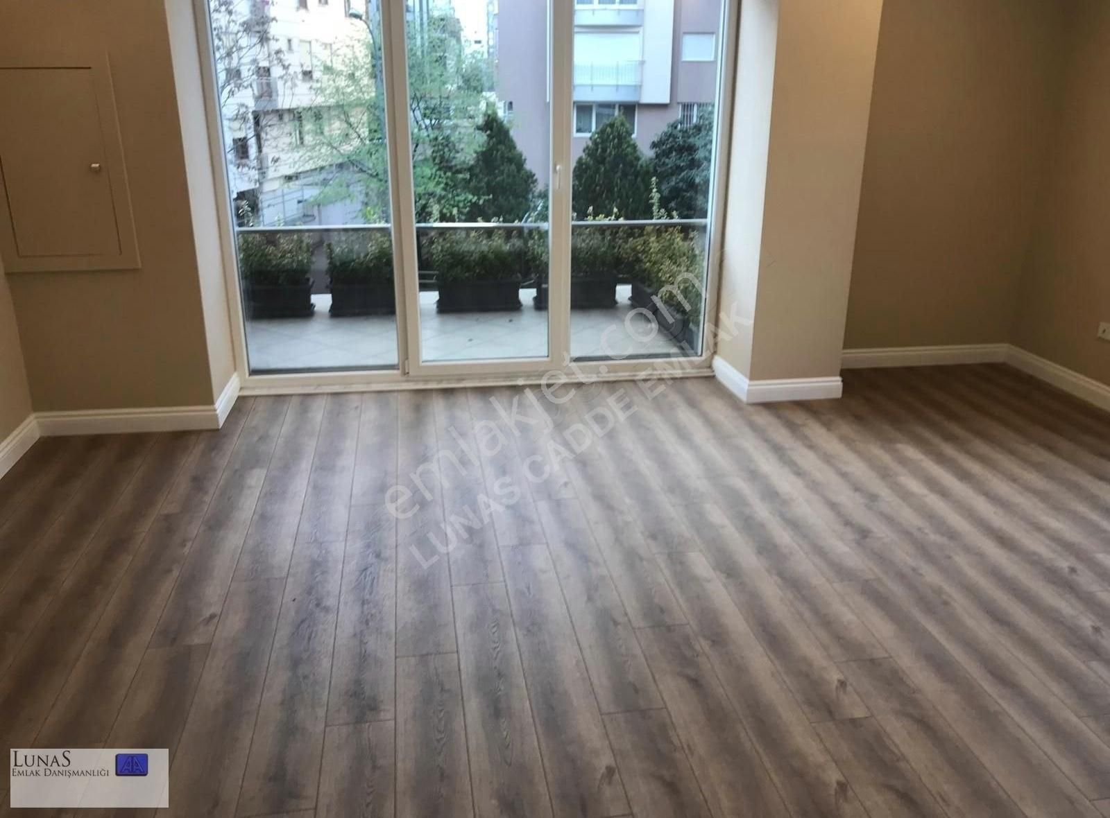 Suadiye Cami Sk.da Caddeye Yakın 3+1 Balkonlu Daire - Görsel 14