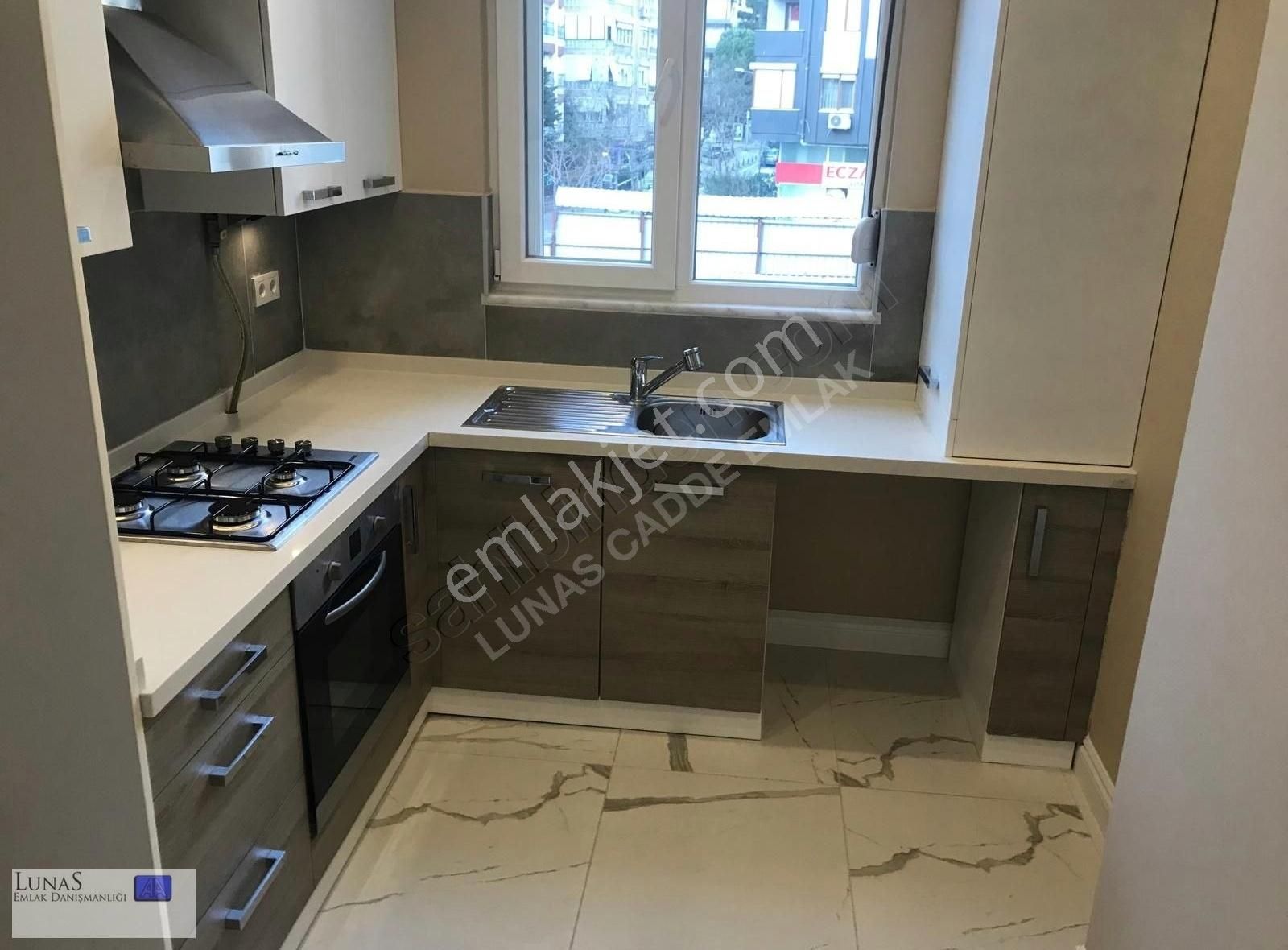 Suadiye Cami Sk.da Caddeye Yakın 3+1 Balkonlu Daire - Görsel 4