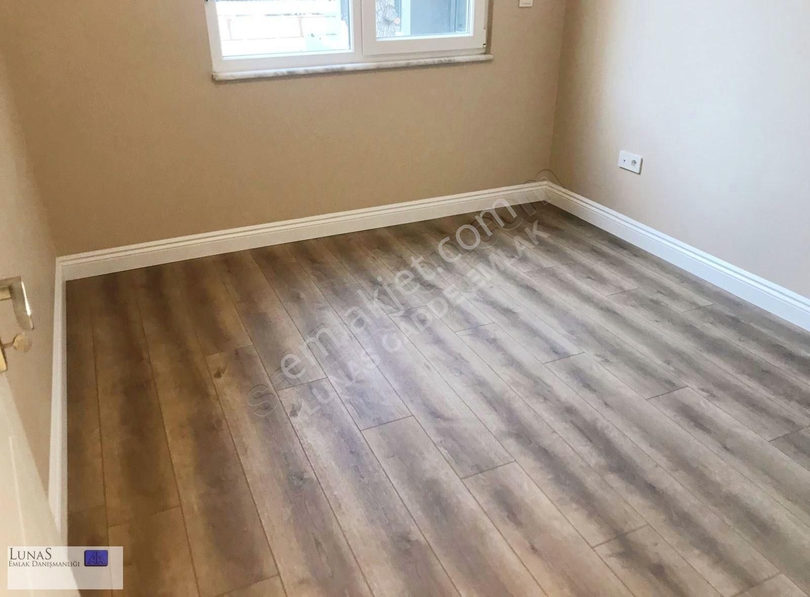 Suadiye Cami Sk.da Caddeye Yakın 3+1 Balkonlu Daire - Görsel 9