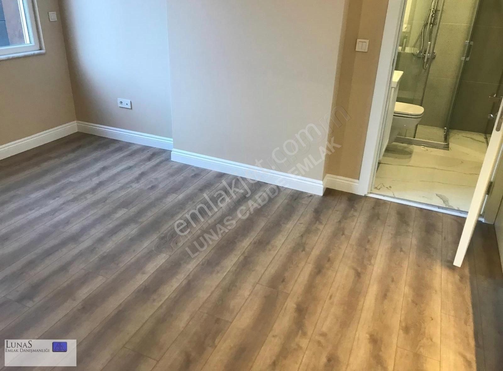 Suadiye Cami Sk.da Caddeye Yakın 3+1 Balkonlu Daire - Görsel 17