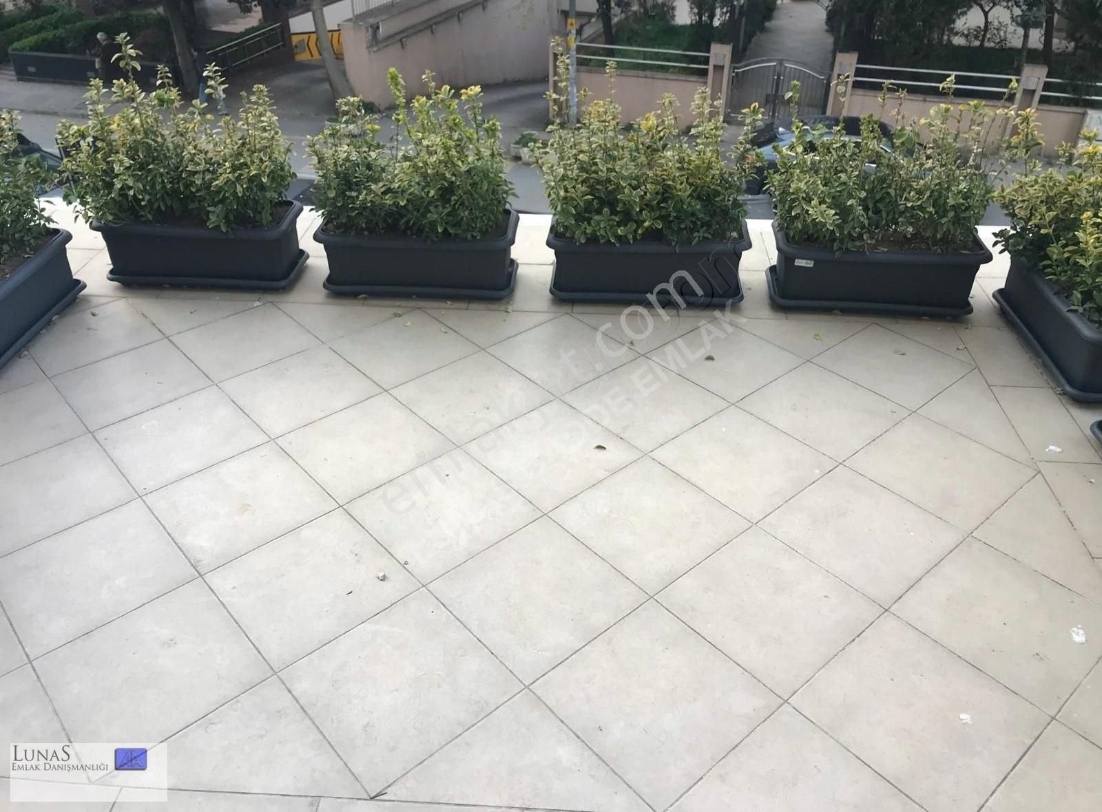 Suadiye Cami Sk.da Caddeye Yakın 3+1 Balkonlu Daire - Görsel 12