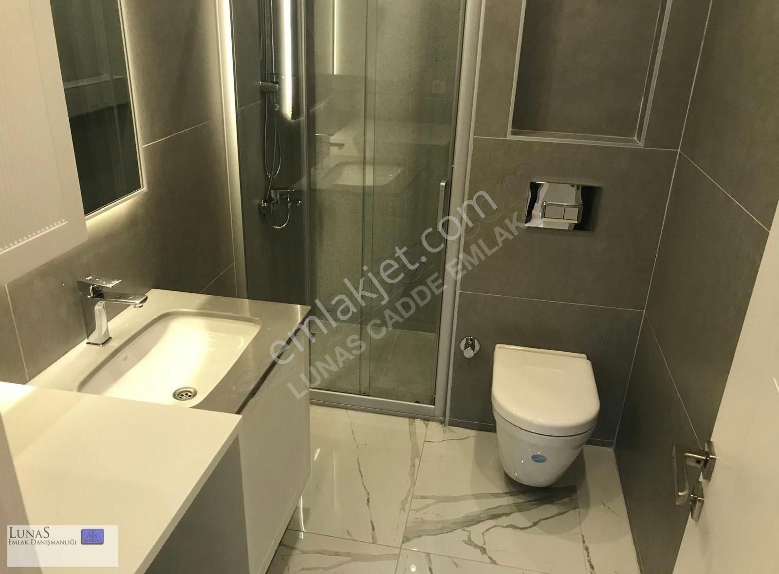 Suadiye Cami Sk.da Caddeye Yakın 3+1 Balkonlu Daire - Görsel 8