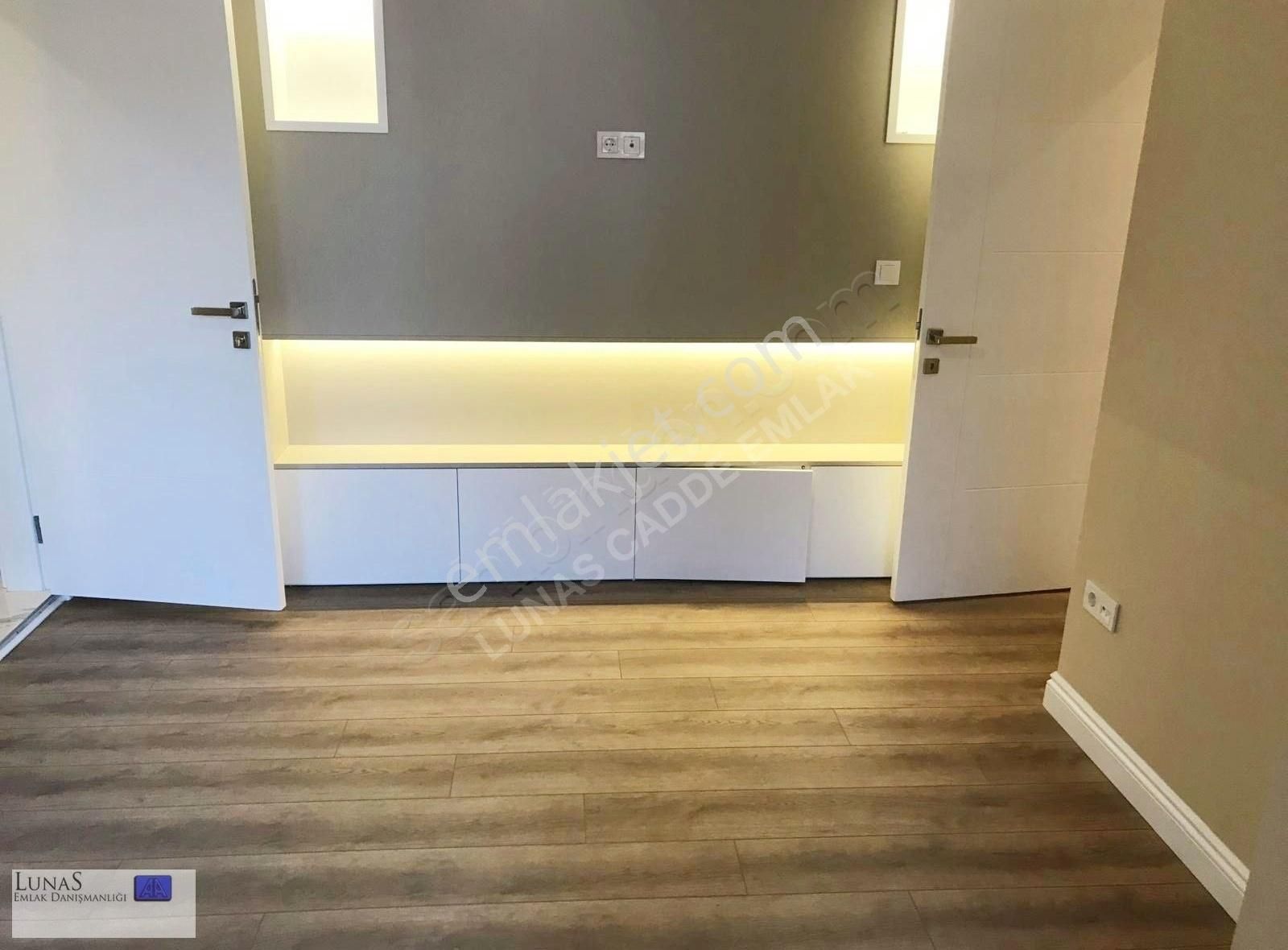 Suadiye Cami Sk.da Caddeye Yakın 3+1 Balkonlu Daire - Görsel 13