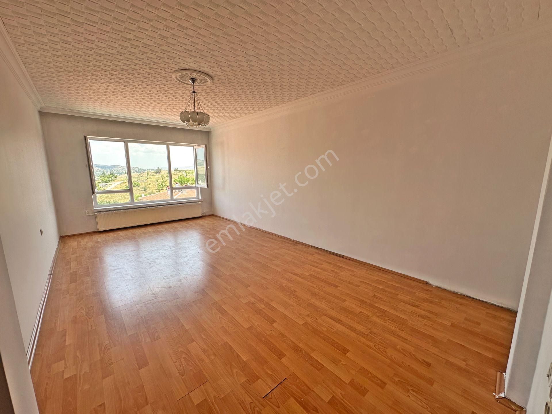 Şahintepe Mahallesinde Ara Katta Manzaralı Önü Açık 3+1 Kiralık Daire