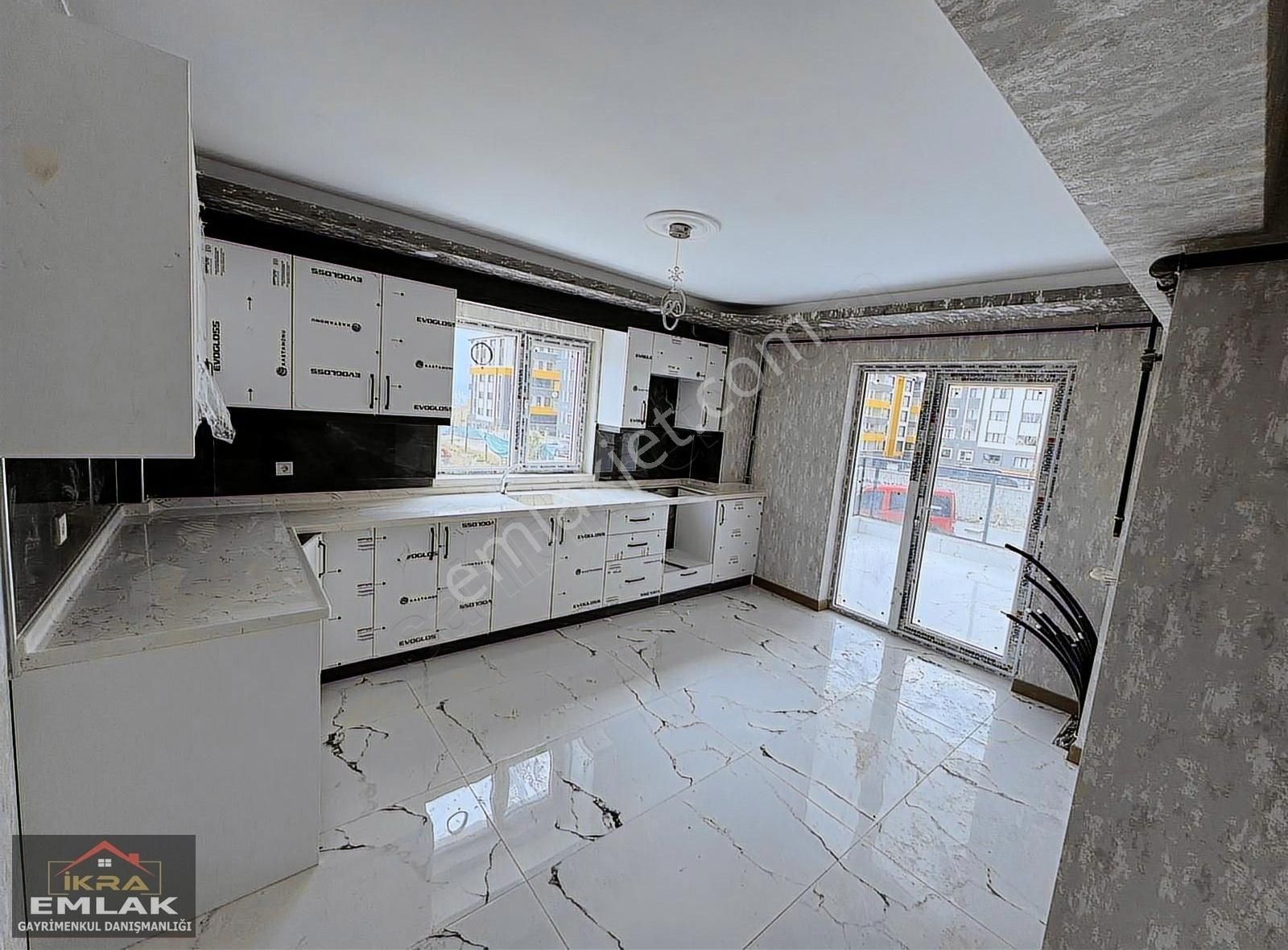 İkra Emlak'dan Yakacıkta Geniş 4+1 Sıfır Lüx Daire