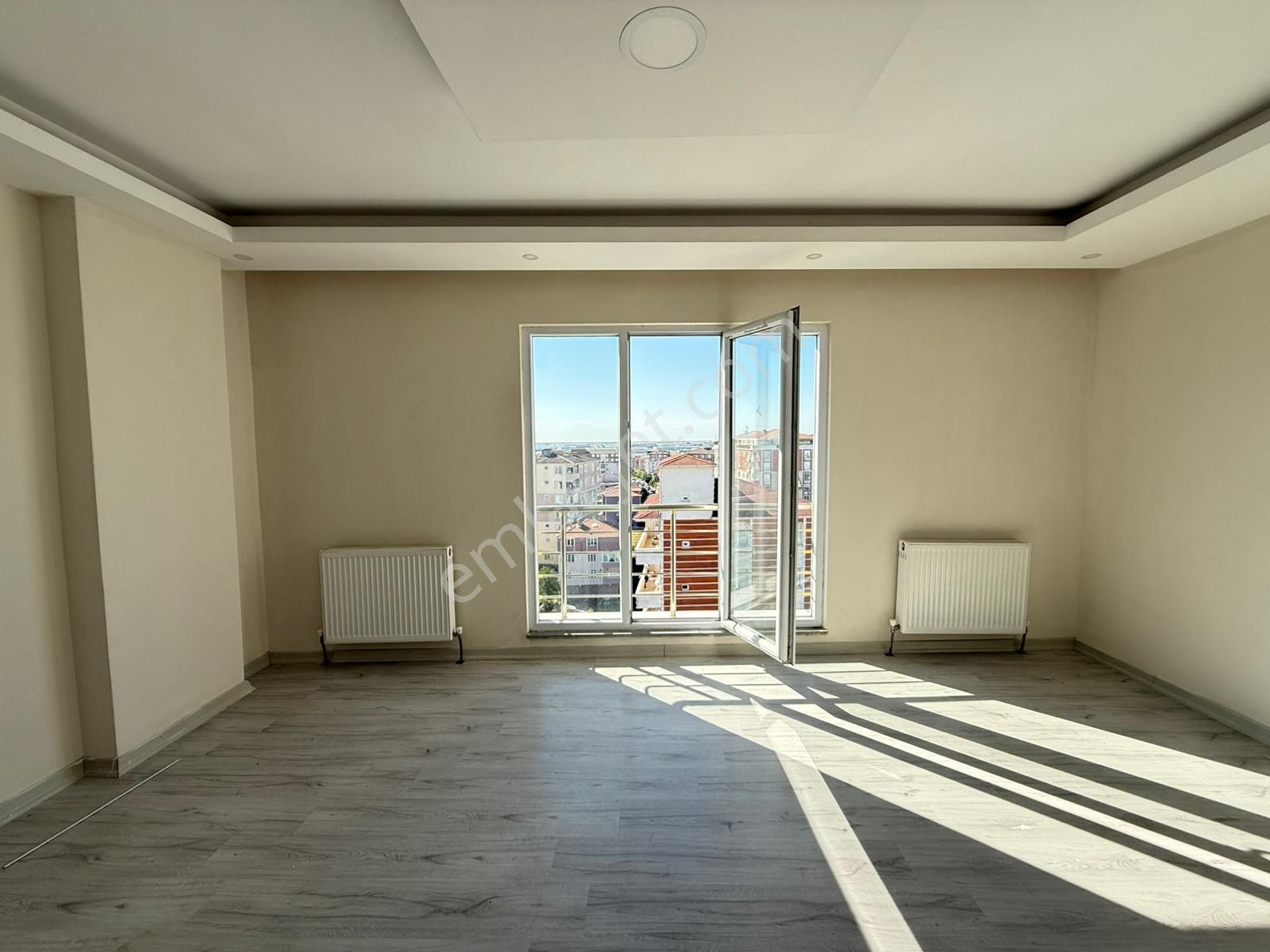 Akyüz Gayrimenkul Den; Cadde Üstünde Iskanlı Kombili Satılık 2+1 Daire
