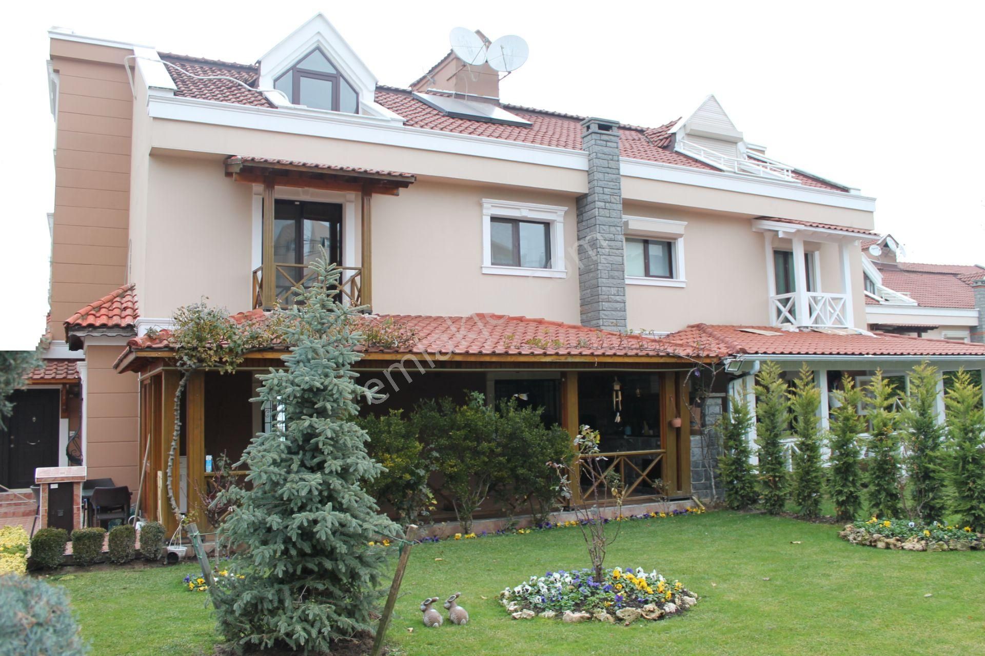 Polat Emlak'dan...büyük Bahçeli..müstakil Girişli..köşe Villa