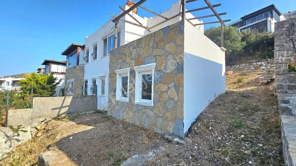 Bodrum Gümüşlükte Satılık Havuzlu Sitede Deniz Manzaralı 2+1 İkiz Dubleks