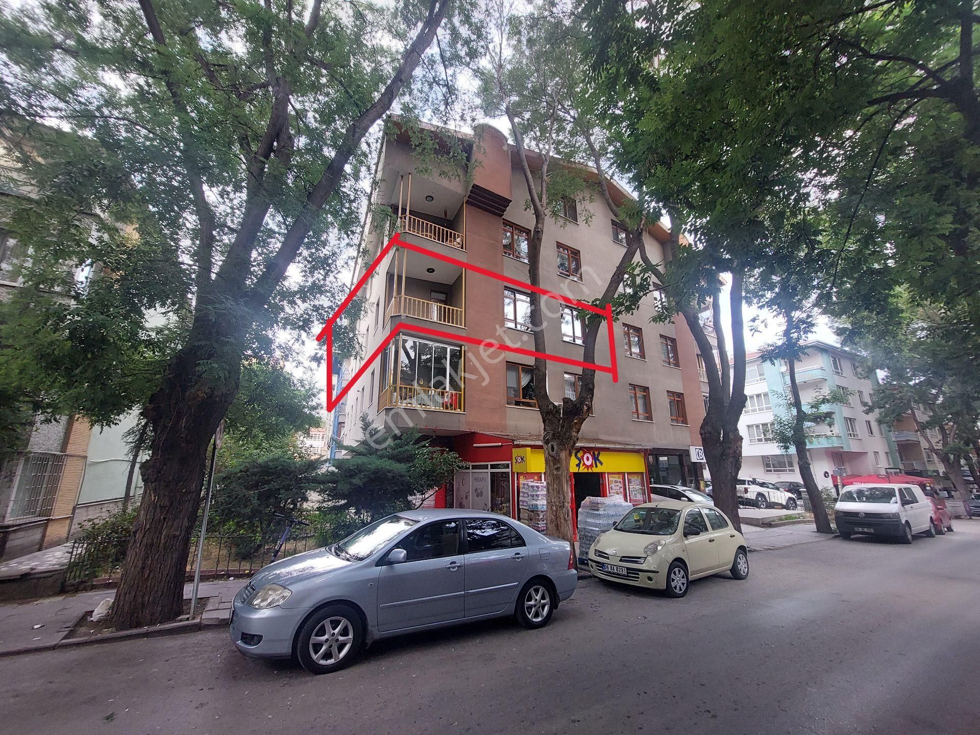 Azerbeycan Caddesinde 4+1 Kombili - Bakımlı - Net:150-m² - Ön Ara Kat - Açık Otoparklı-